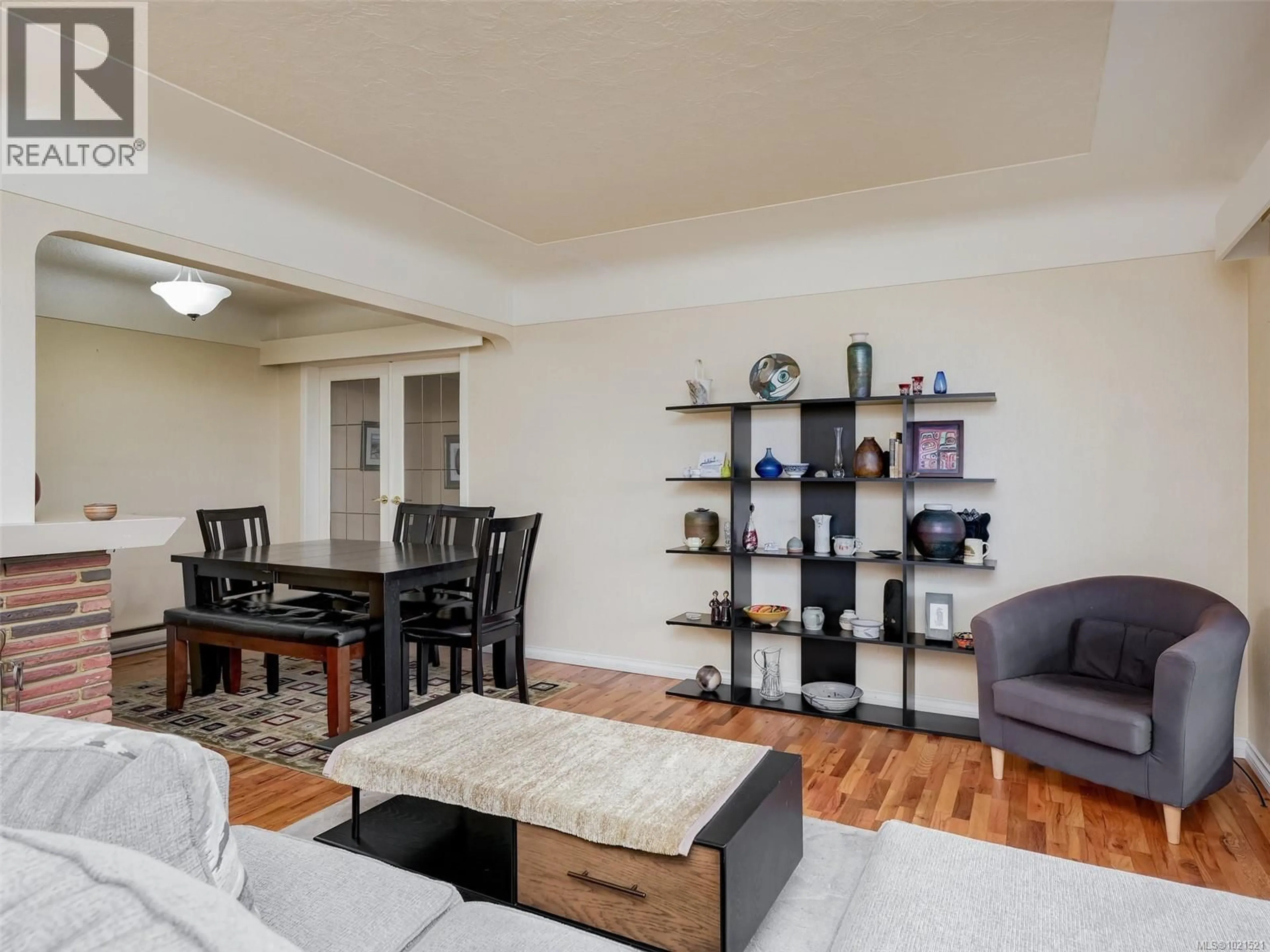 Living room with furniture, wood/laminate floor for 3201 FRECHETTE STREET, Saanich British Columbia V8P4N6