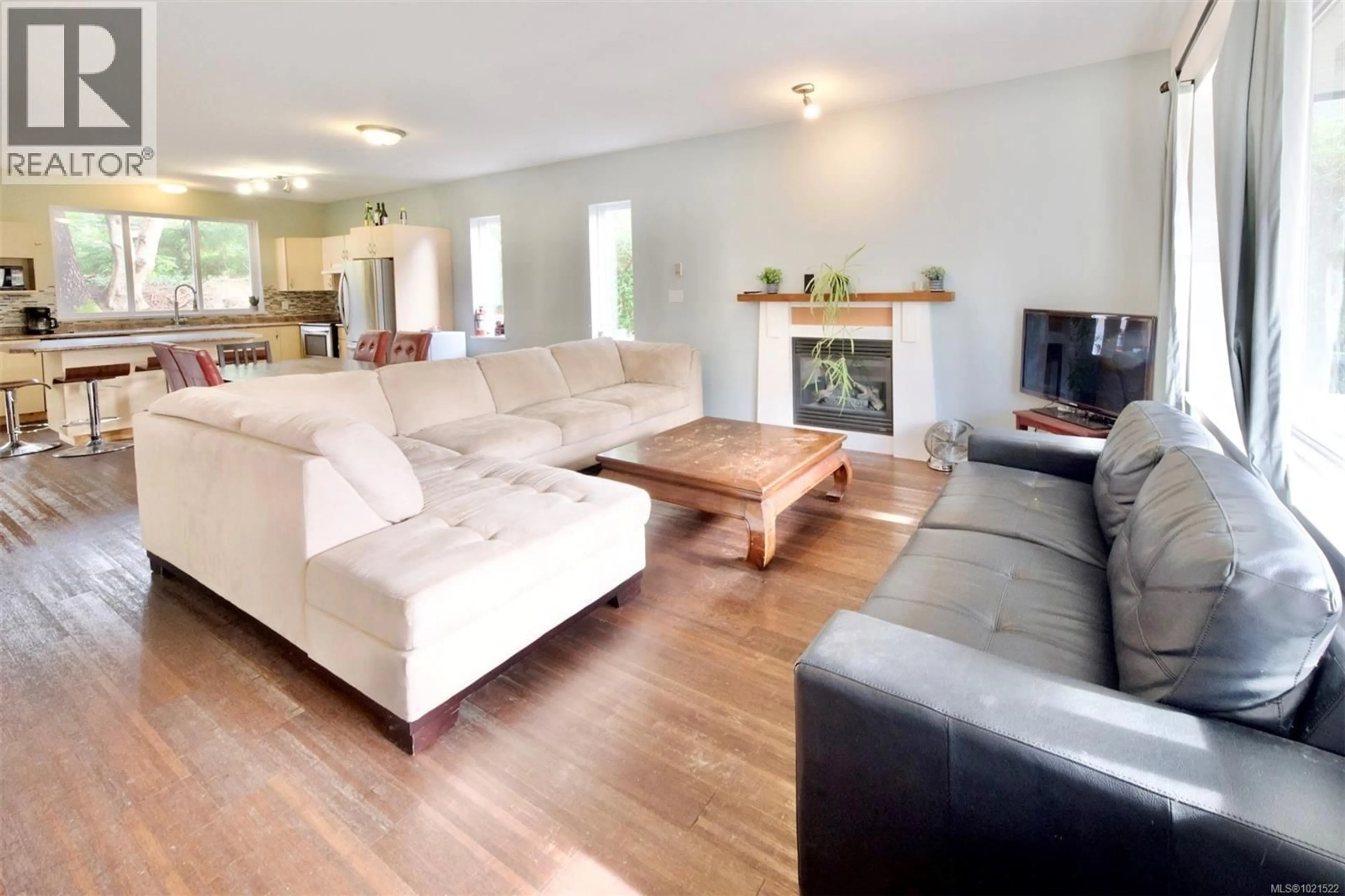 Living room with furniture, wood/laminate floor for 645 SHORE PINE CRESCENT, Tofino British Columbia V0R2Z0