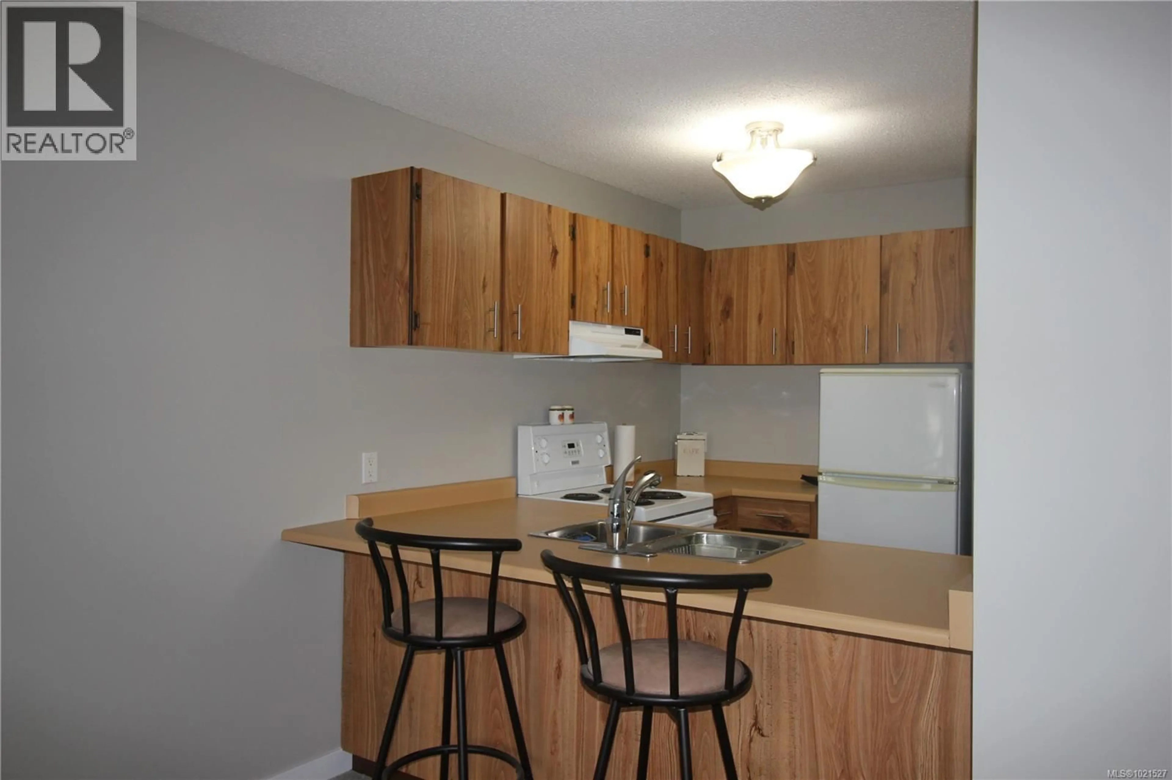 Standard kitchen, wood/laminate floor for 204 - 2515 ALEXANDER STREET, Duncan British Columbia V9L2W9