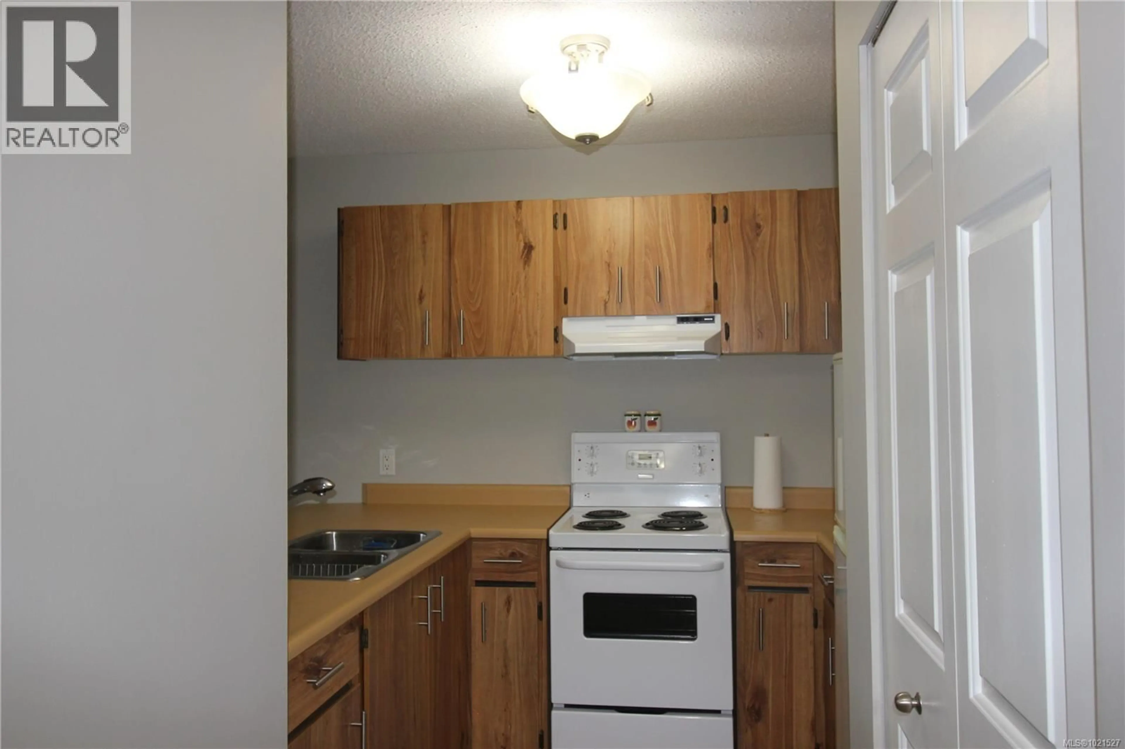 Standard kitchen, wood/laminate floor for 204 - 2515 ALEXANDER STREET, Duncan British Columbia V9L2W9