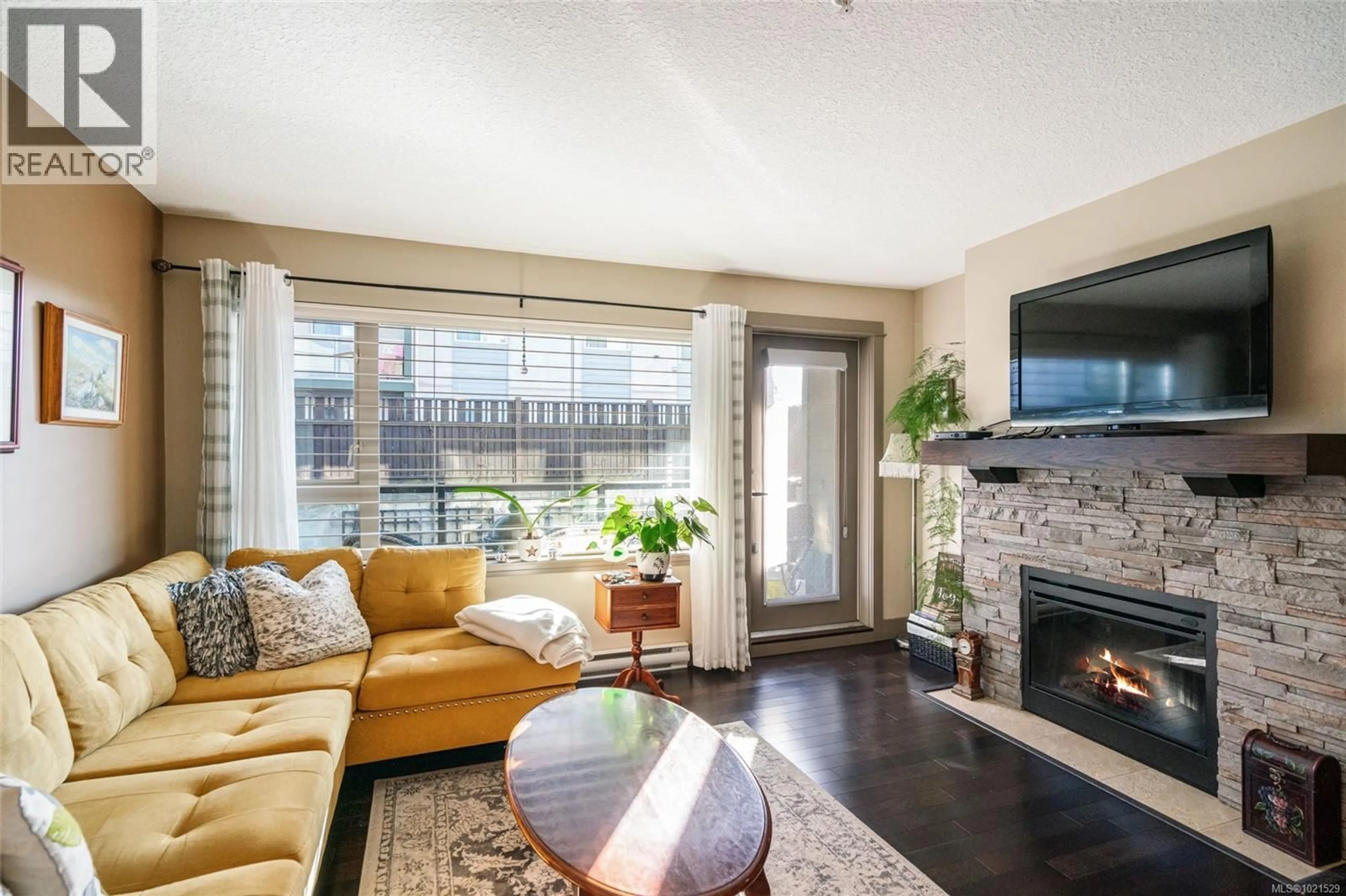 Living room with furniture, unknown for 208 - 257 MOILLIET STREET SOUTH, Parksville British Columbia V9P0B3