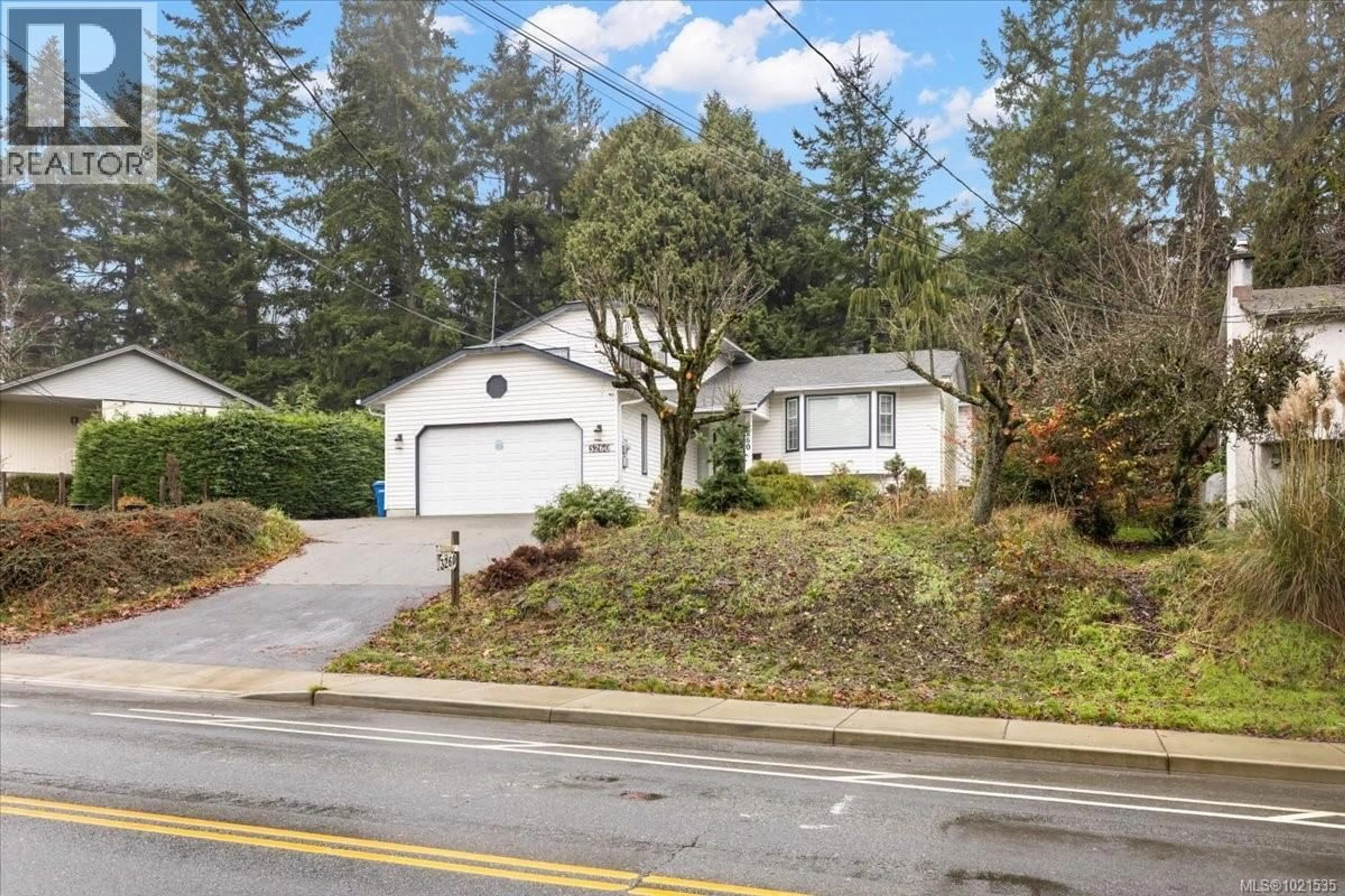 Home with vinyl exterior material, street for 3260 DEPARTURE BAY ROAD, Nanaimo British Columbia V9T1B4