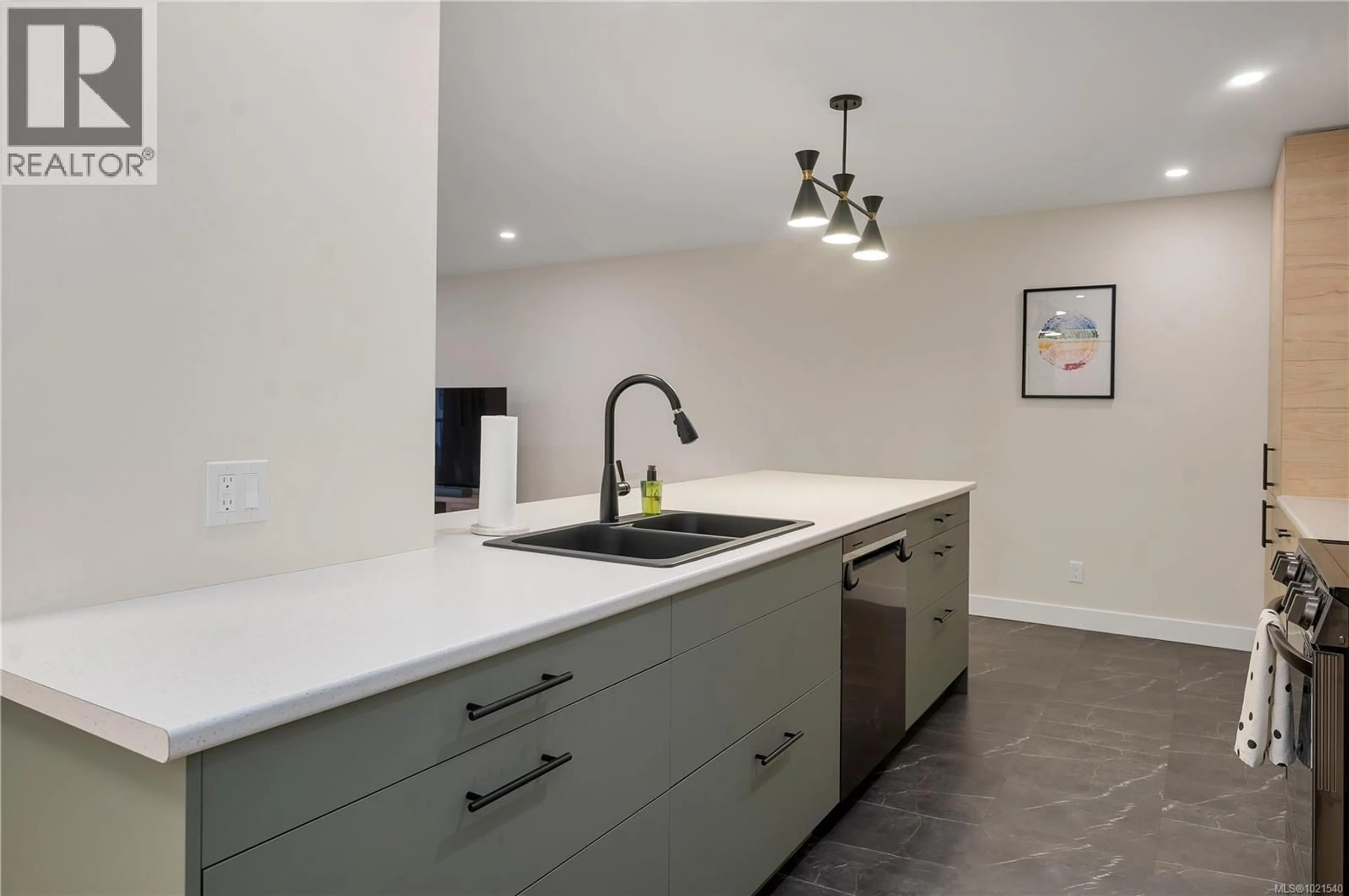 Open concept kitchen, ceramic/tile floor for 305 - 585 DOGWOOD STREET SOUTH, Campbell River British Columbia V9W6T6