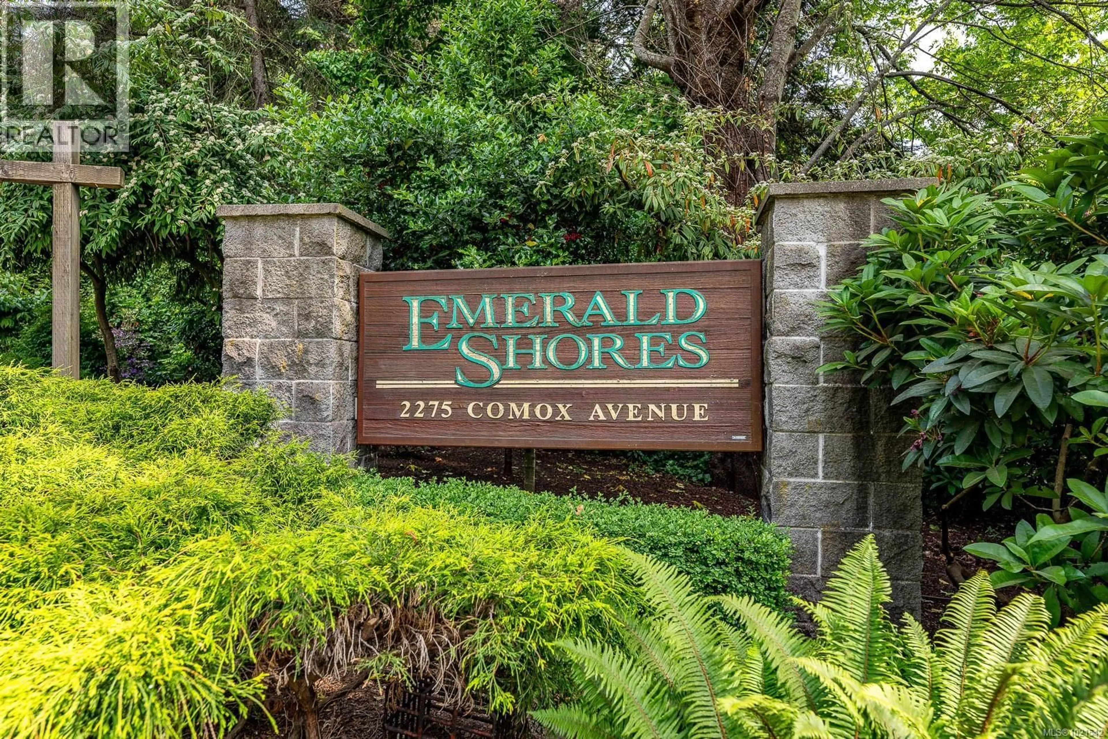 Indoor foyer for 412 - 2275 COMOX AVENUE, Comox British Columbia V9M1X6