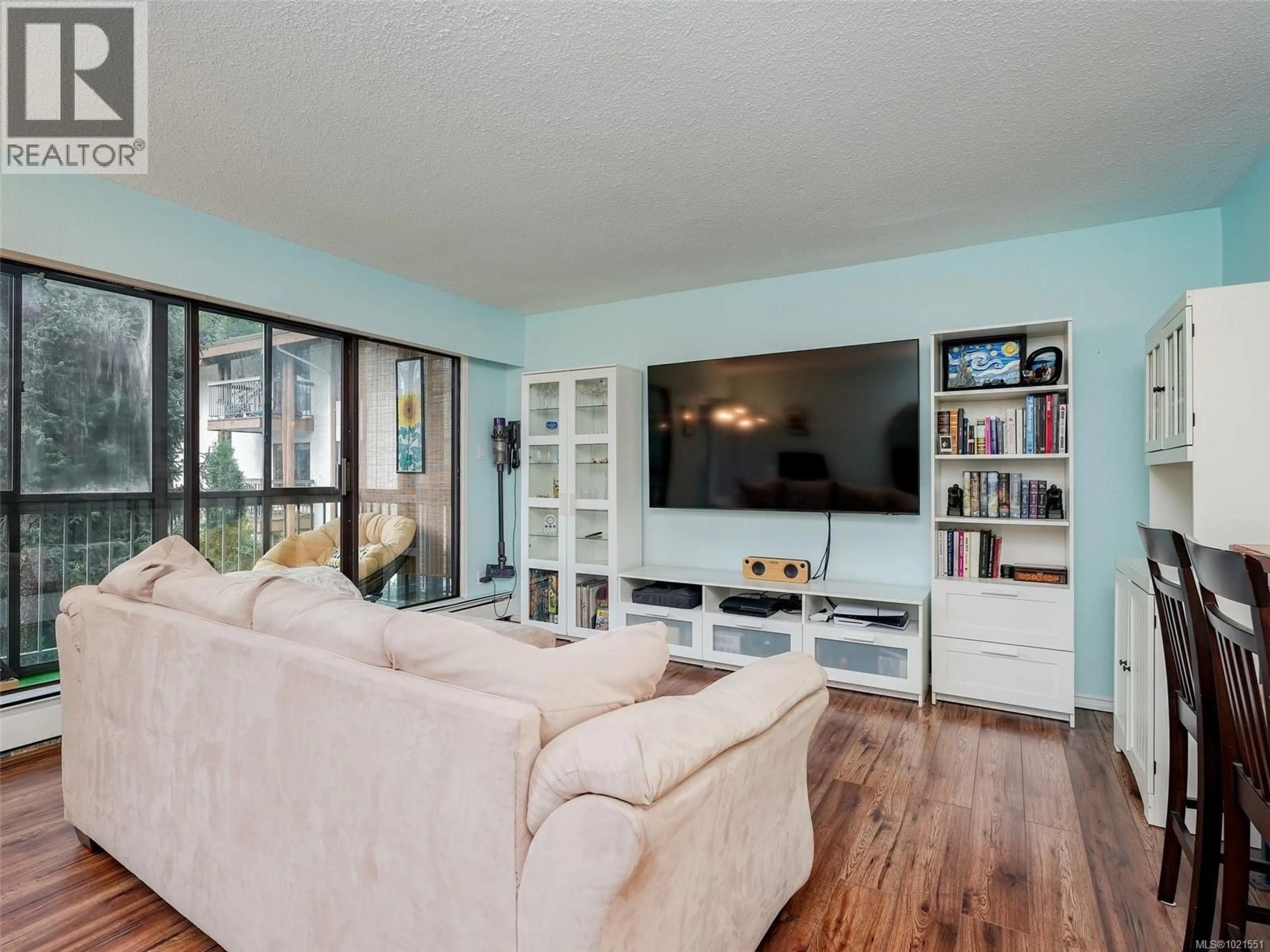 Living room with furniture, unknown for 302 - 1005 MCKENZIE AVENUE, Saanich British Columbia V8X4A9