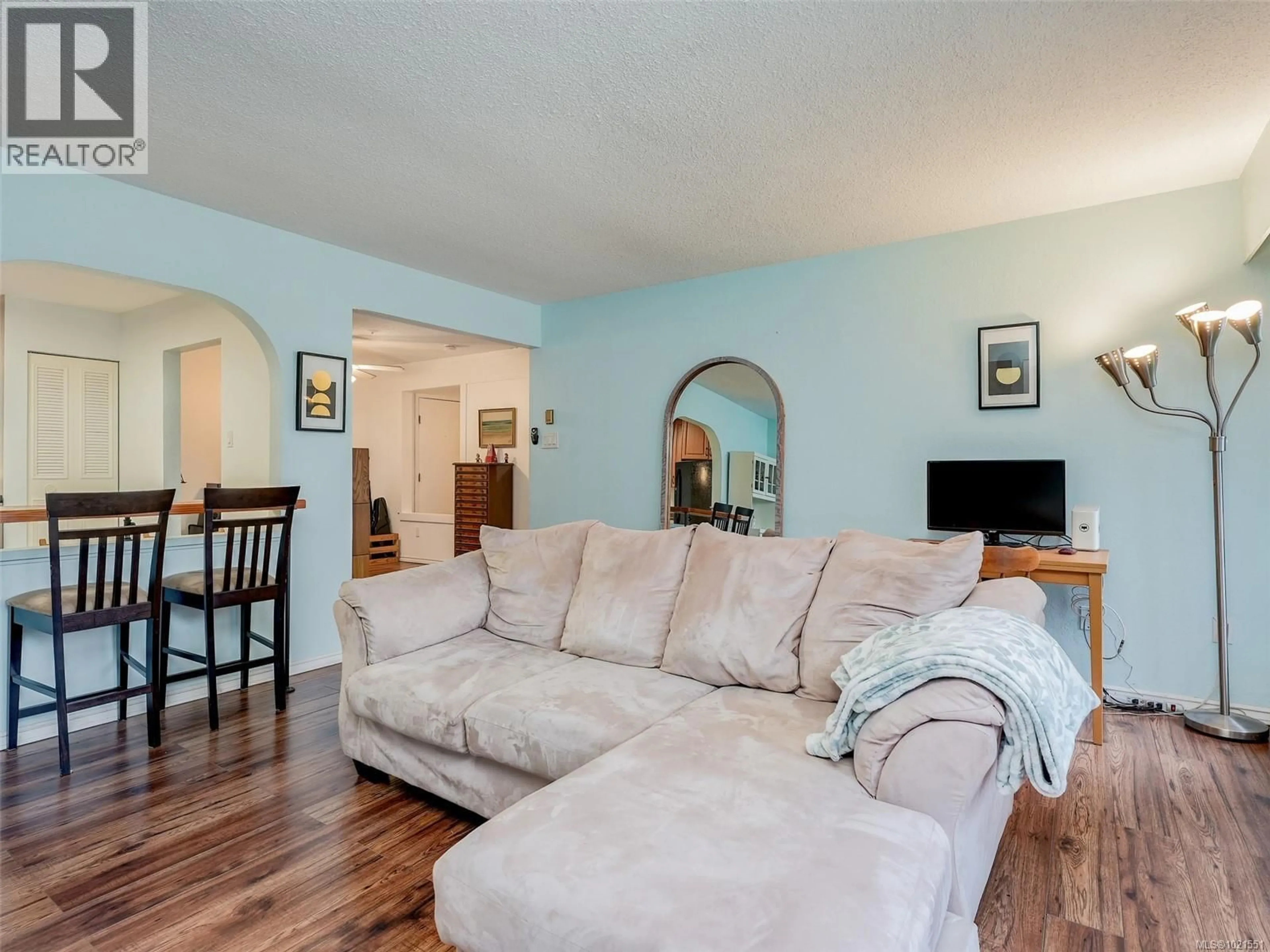 Living room with furniture, unknown for 302 - 1005 MCKENZIE AVENUE, Saanich British Columbia V8X4A9