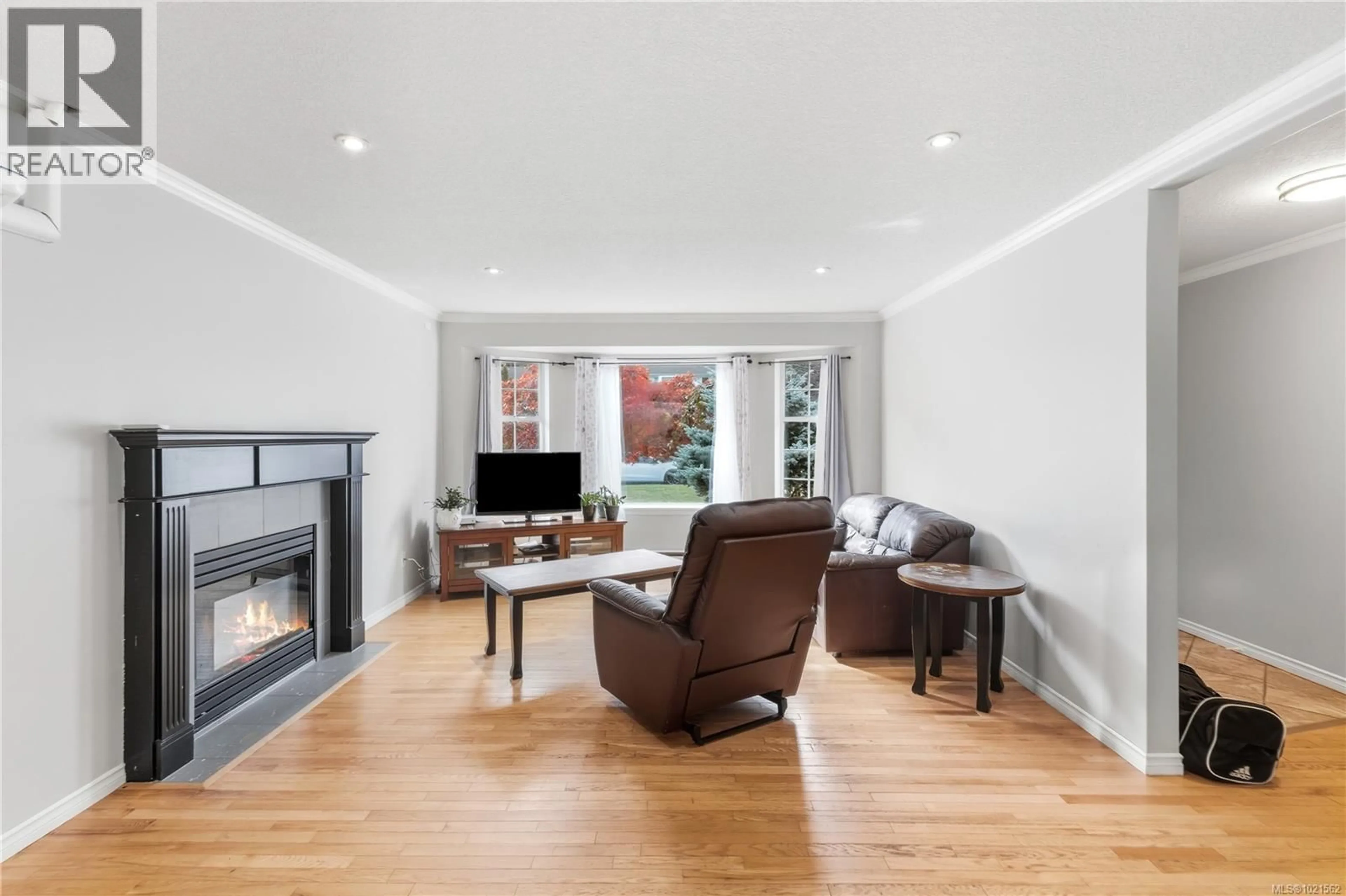 Living room with furniture, wood/laminate floor for 5726 BROOKWOOD DRIVE, Nanaimo British Columbia V9T5P3