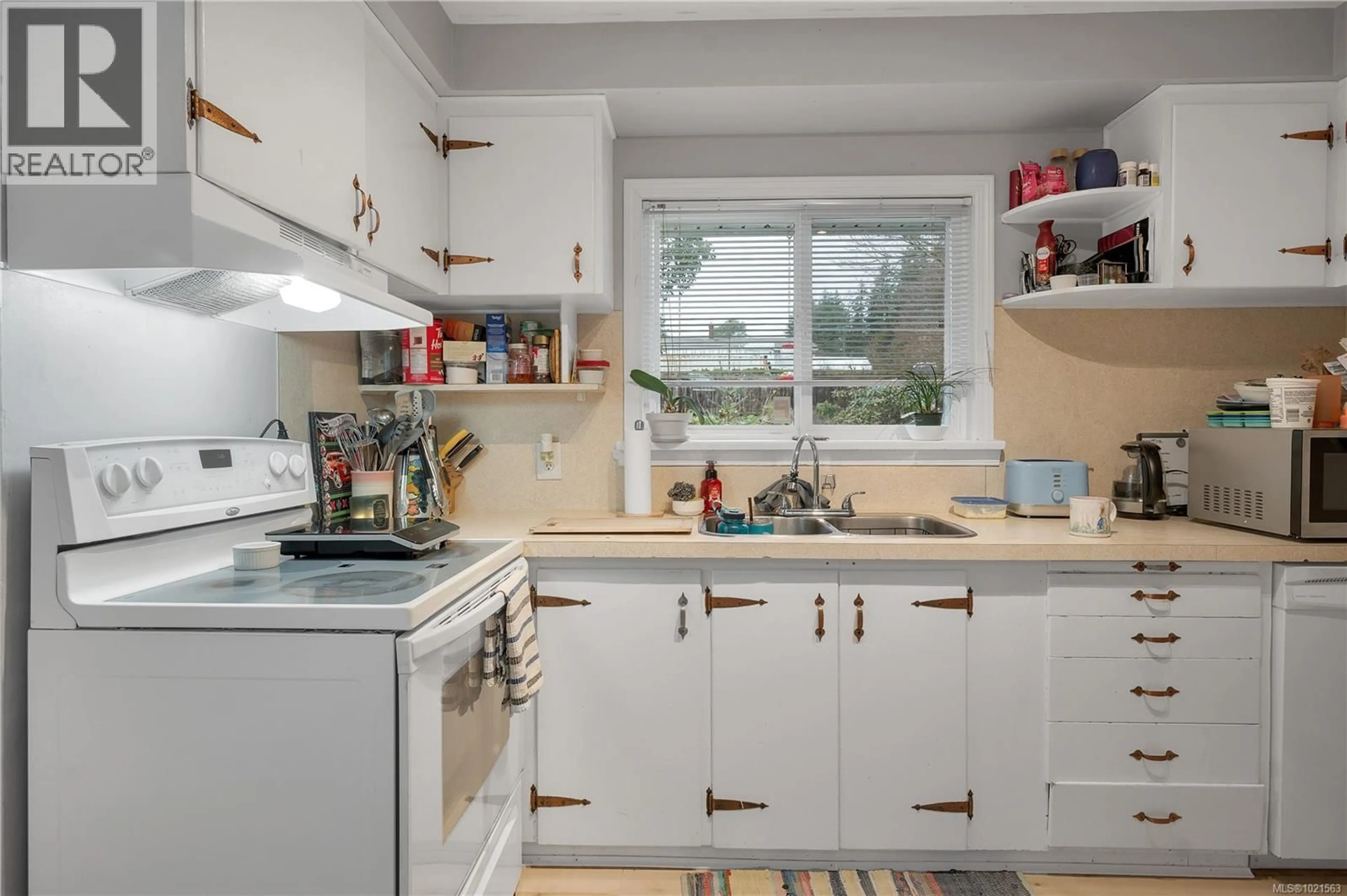 Standard kitchen, unknown for 392 THULIN STREET, Campbell River British Columbia V9W2K8