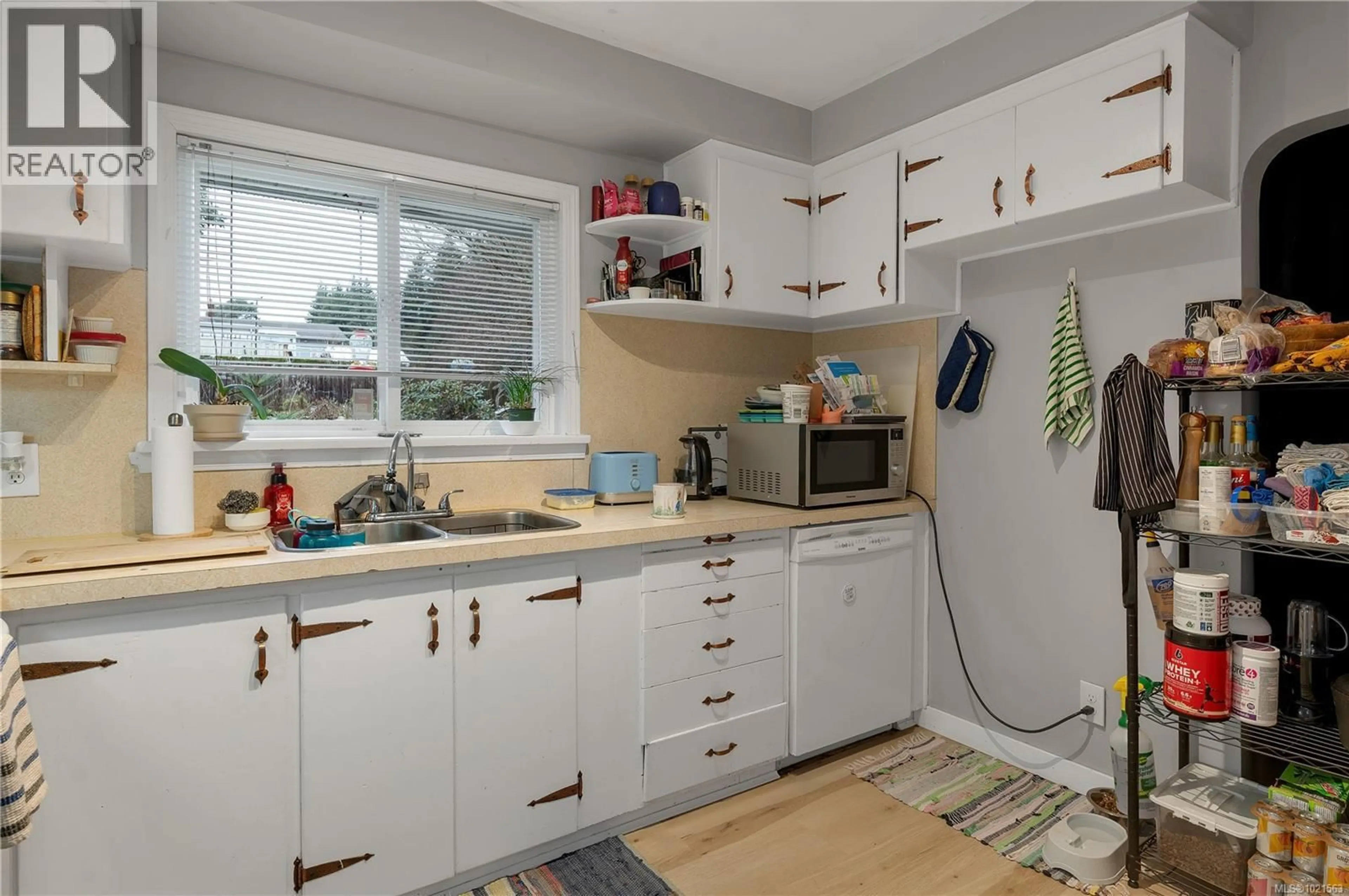 Standard kitchen, unknown for 392 THULIN STREET, Campbell River British Columbia V9W2K8