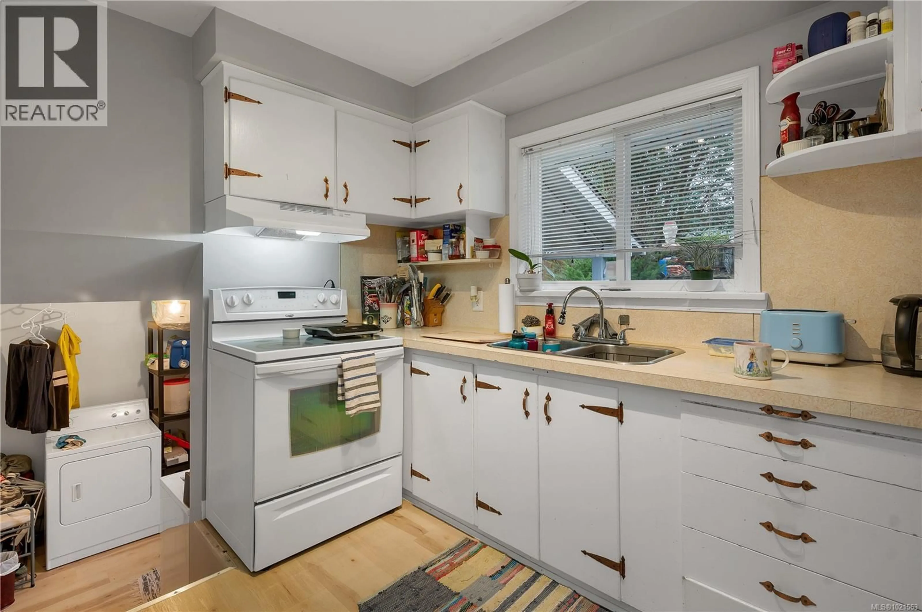 Standard kitchen, unknown for 392 THULIN STREET, Campbell River British Columbia V9W2K8