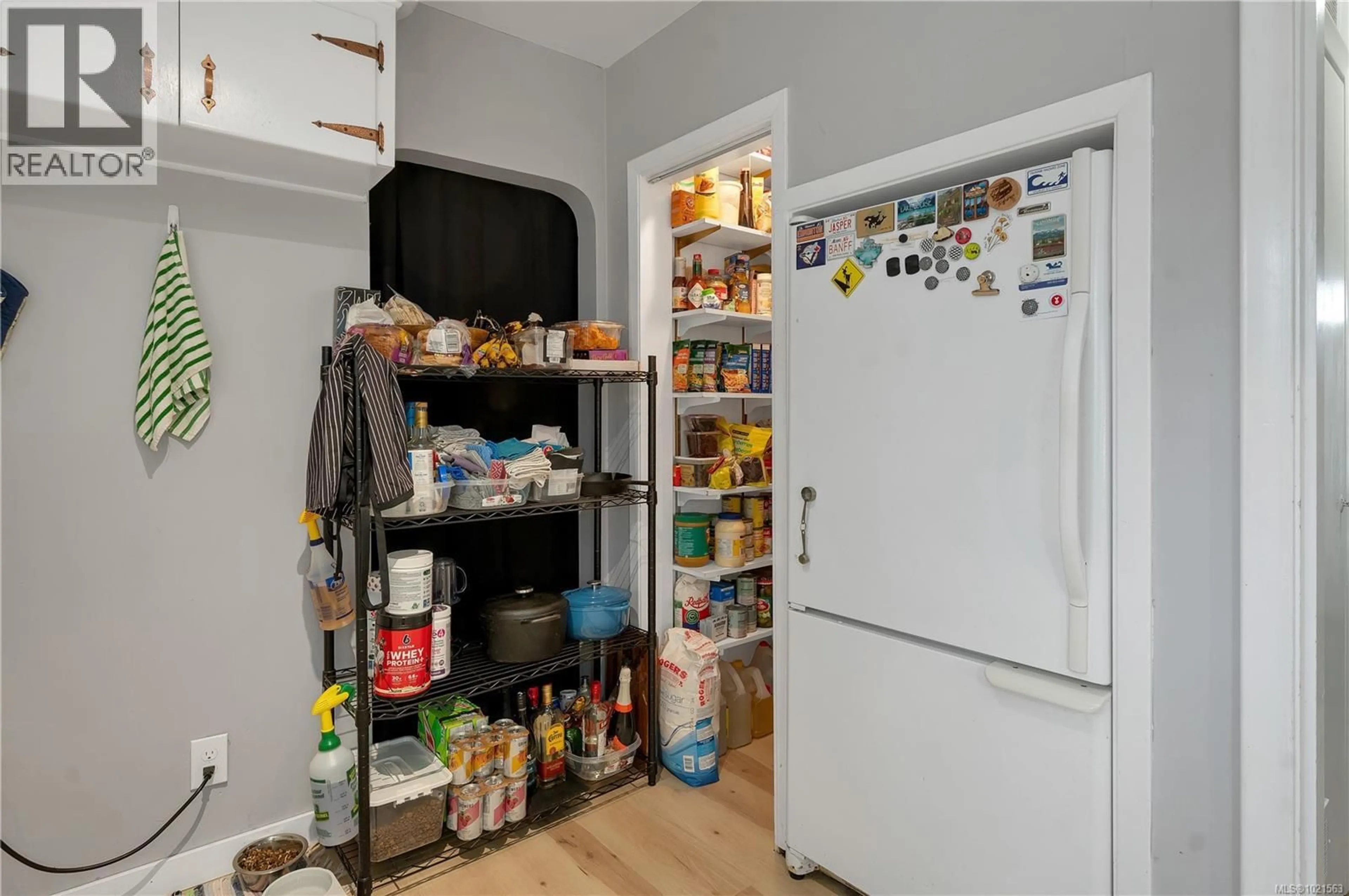 Standard kitchen, unknown for 392 THULIN STREET, Campbell River British Columbia V9W2K8