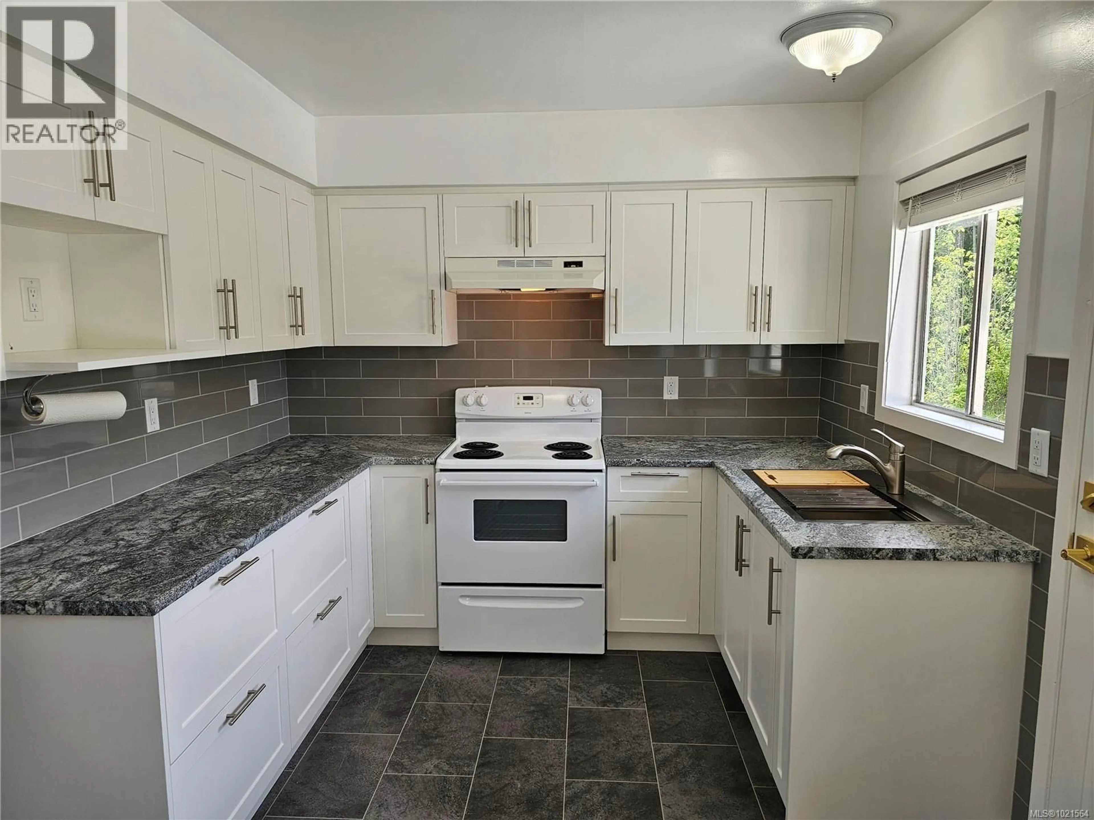 Standard kitchen, ceramic/tile floor for 5890 CHESTERFIELD AVENUE, Duncan British Columbia V9L3M7