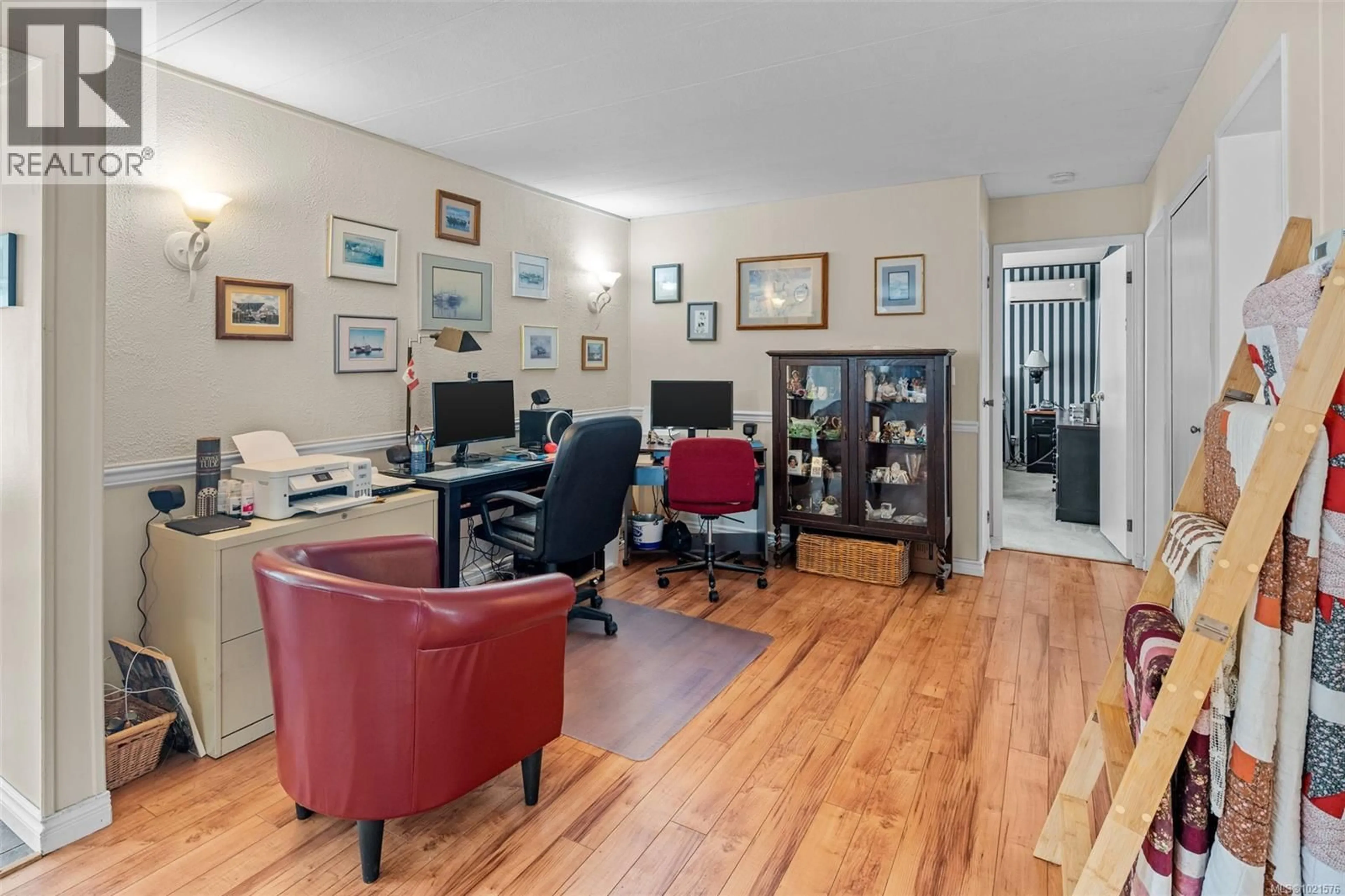Living room with furniture, wood/laminate floor for 3 - 2607 SELWYN ROAD, Langford British Columbia V9B3L2