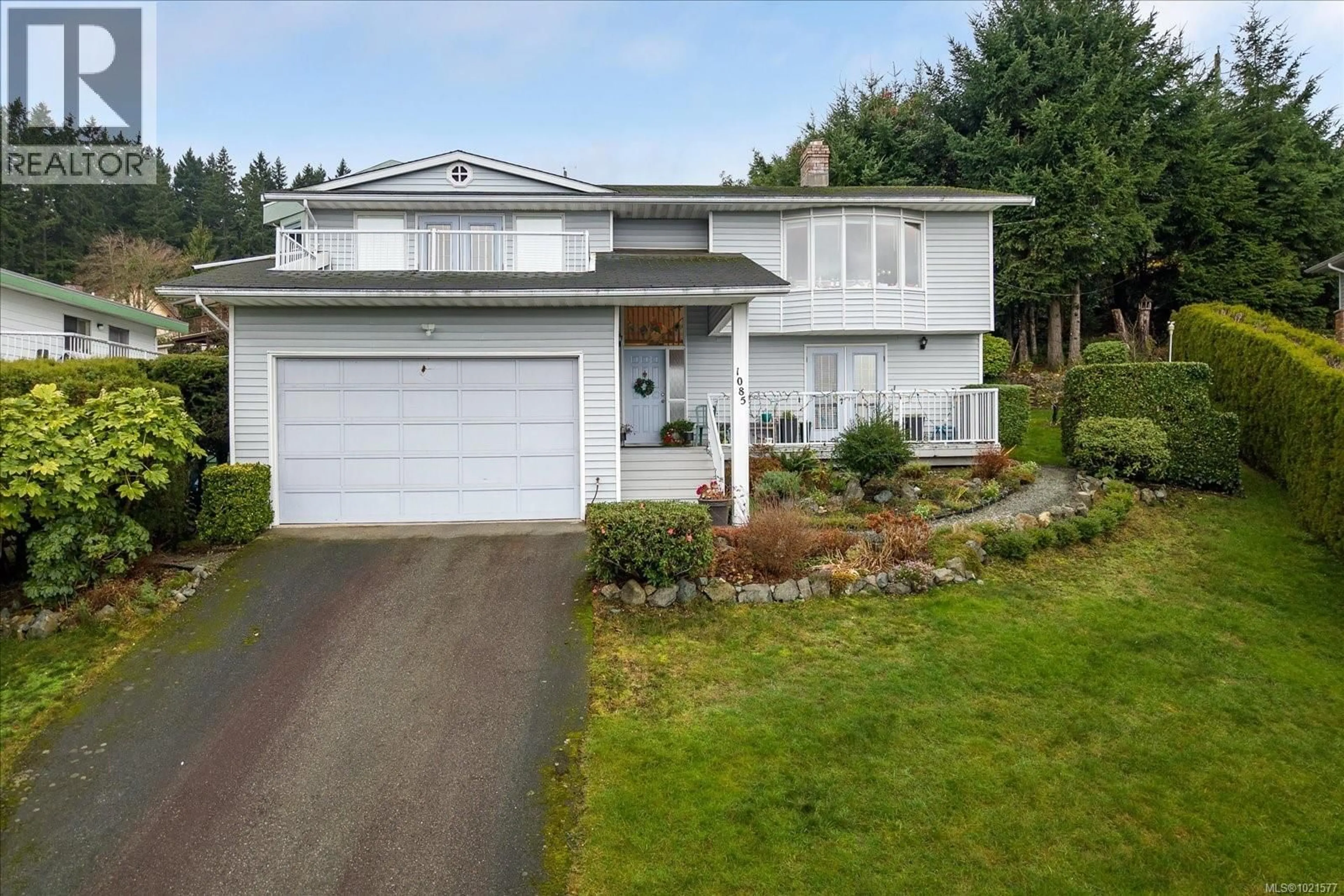Home with vinyl exterior material, street for 1085 COLLEGE DRIVE, Nanaimo British Columbia V9R5V5