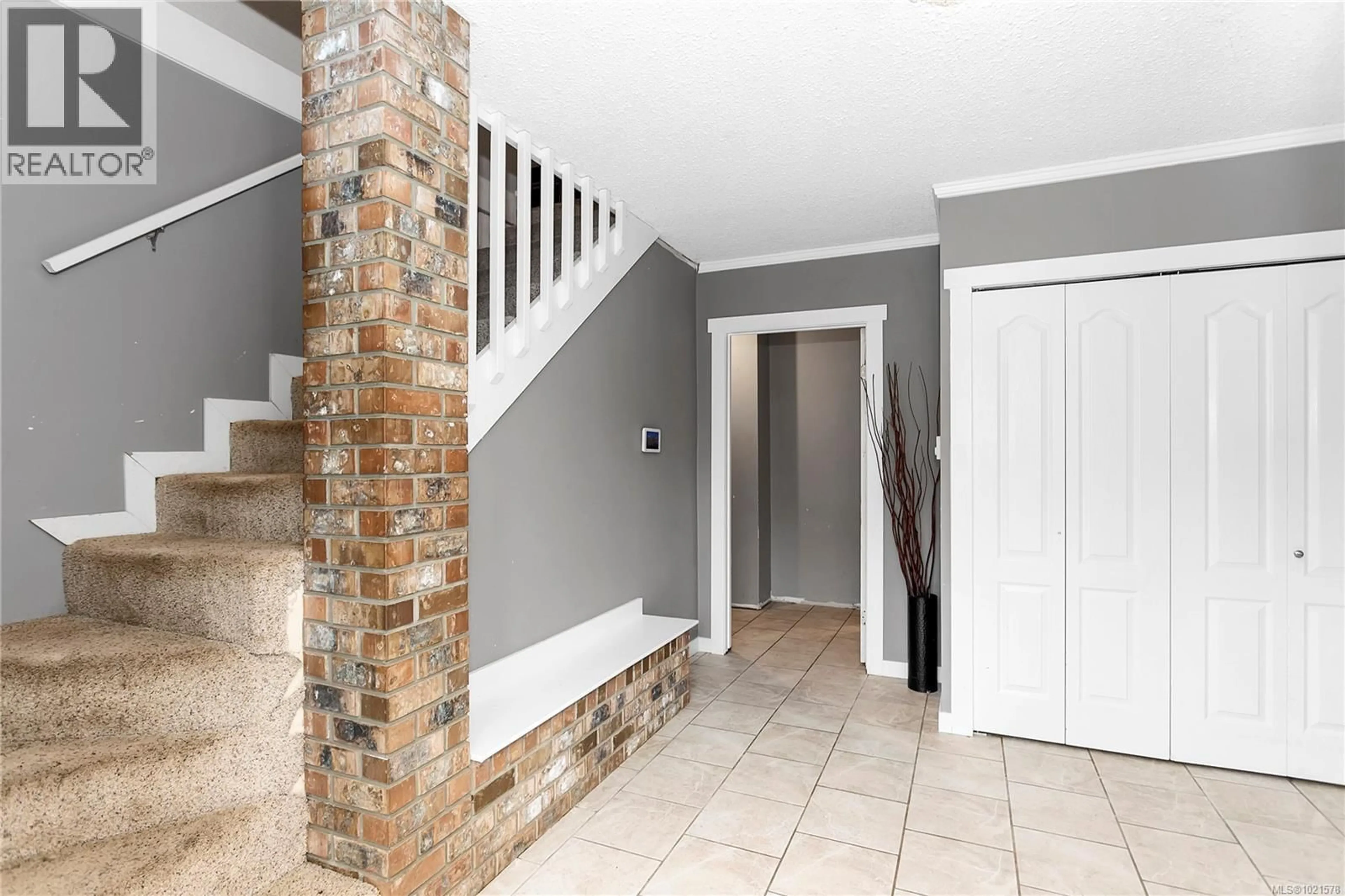 Indoor entryway for 2209 MORLAND ROAD, Nanaimo British Columbia V9X1J5