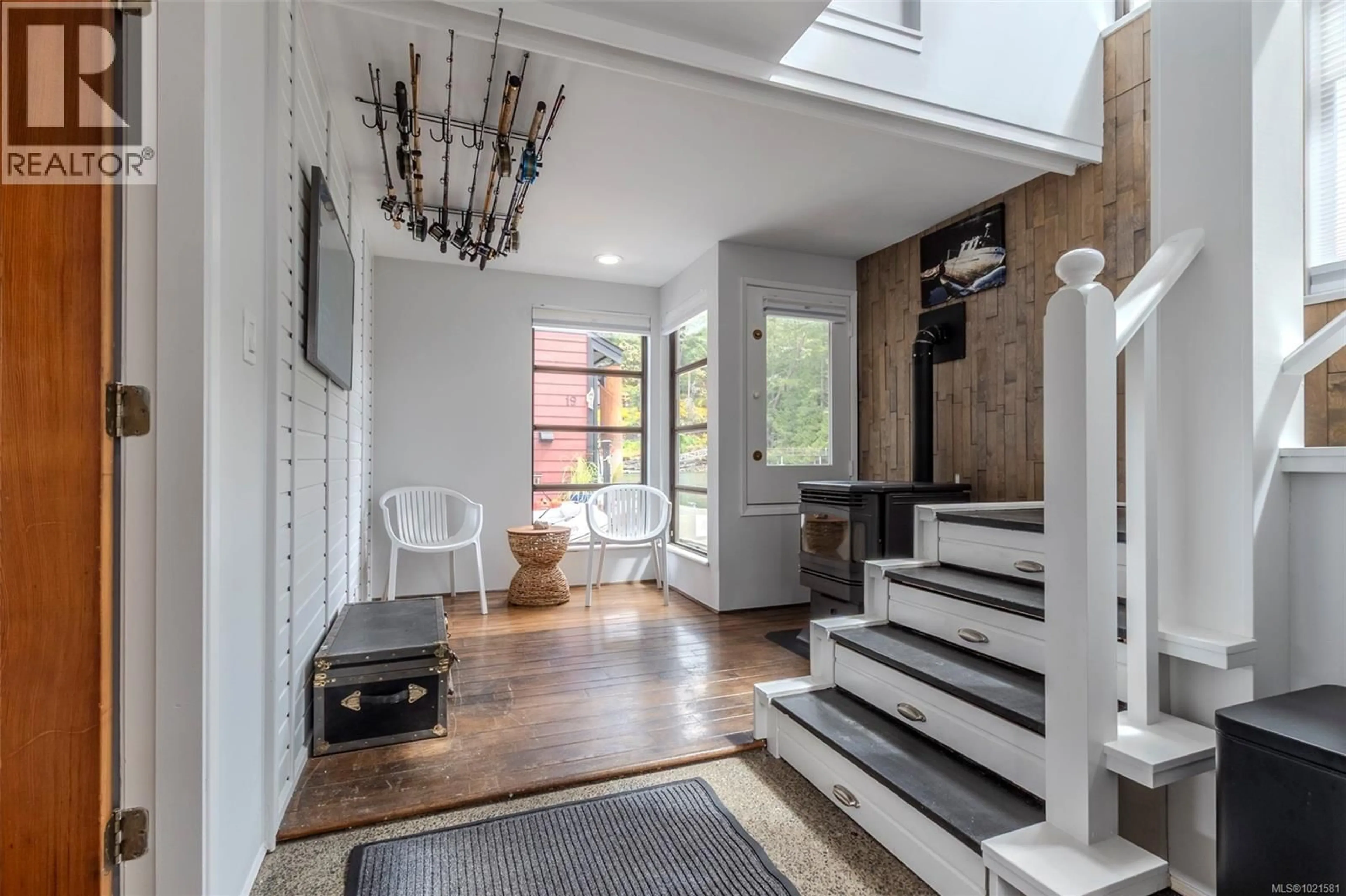 Indoor entryway for J17 - 6145 GENOA BAY ROAD, Duncan British Columbia V9L5T7