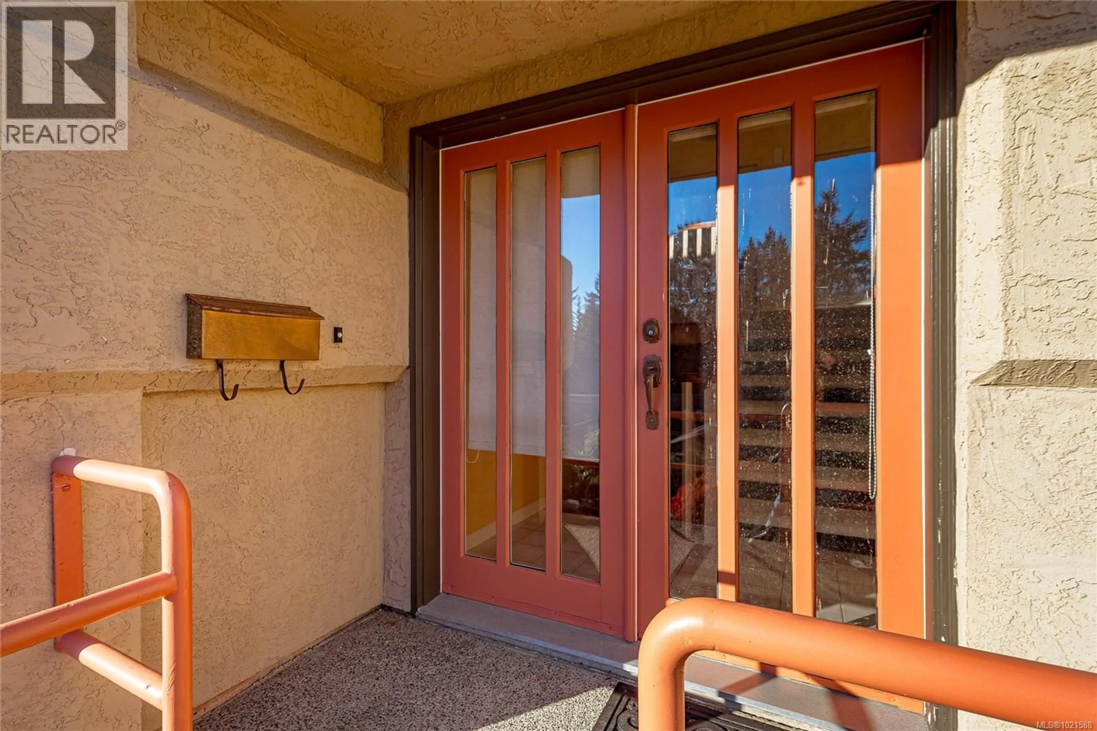 Indoor entryway for 991 SEAPEARL PLACE, Saanich British Columbia V8Y2X4