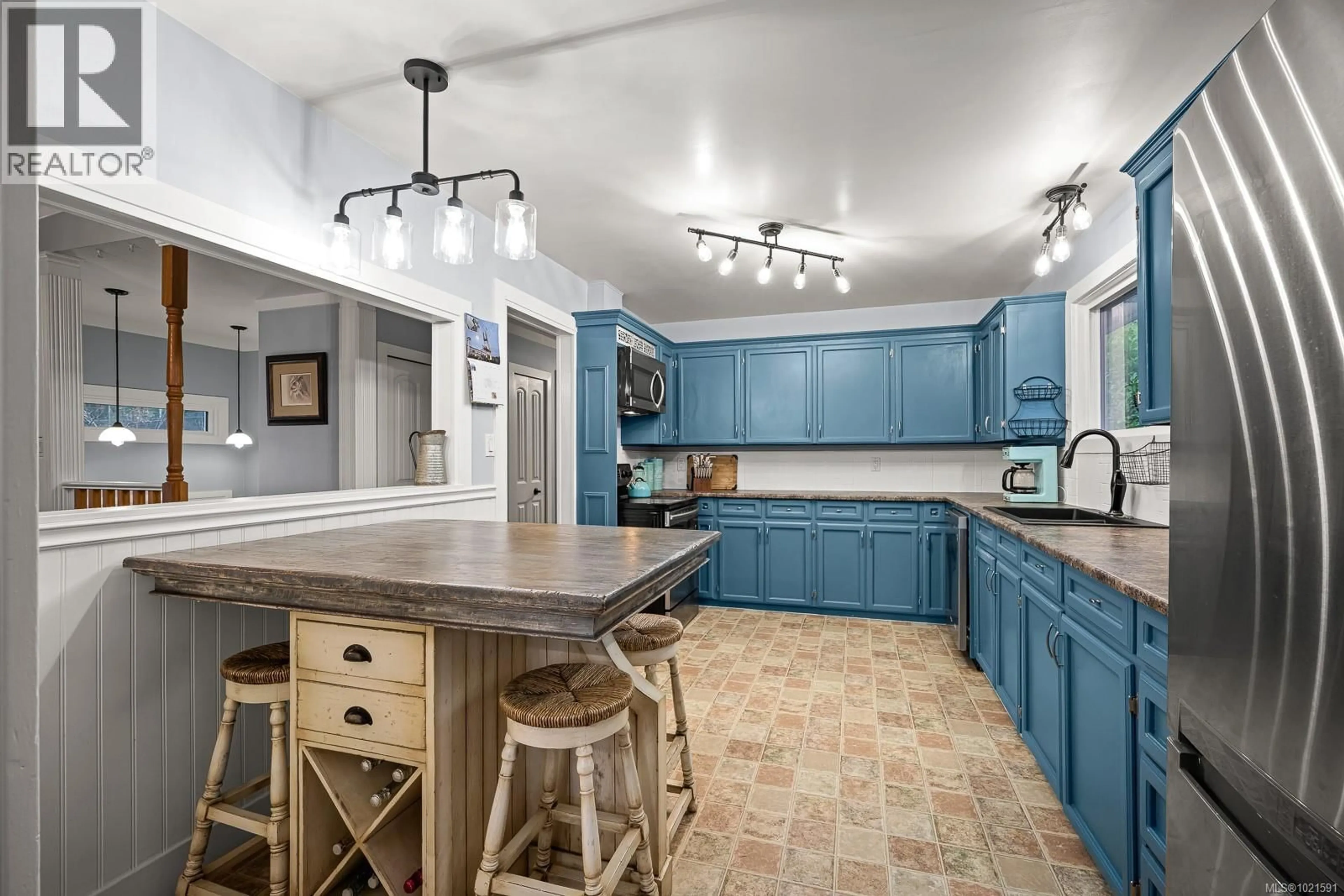 Open concept kitchen, ceramic/tile floor for 4675 MONTROSE DRIVE, Courtenay British Columbia V9N9S8