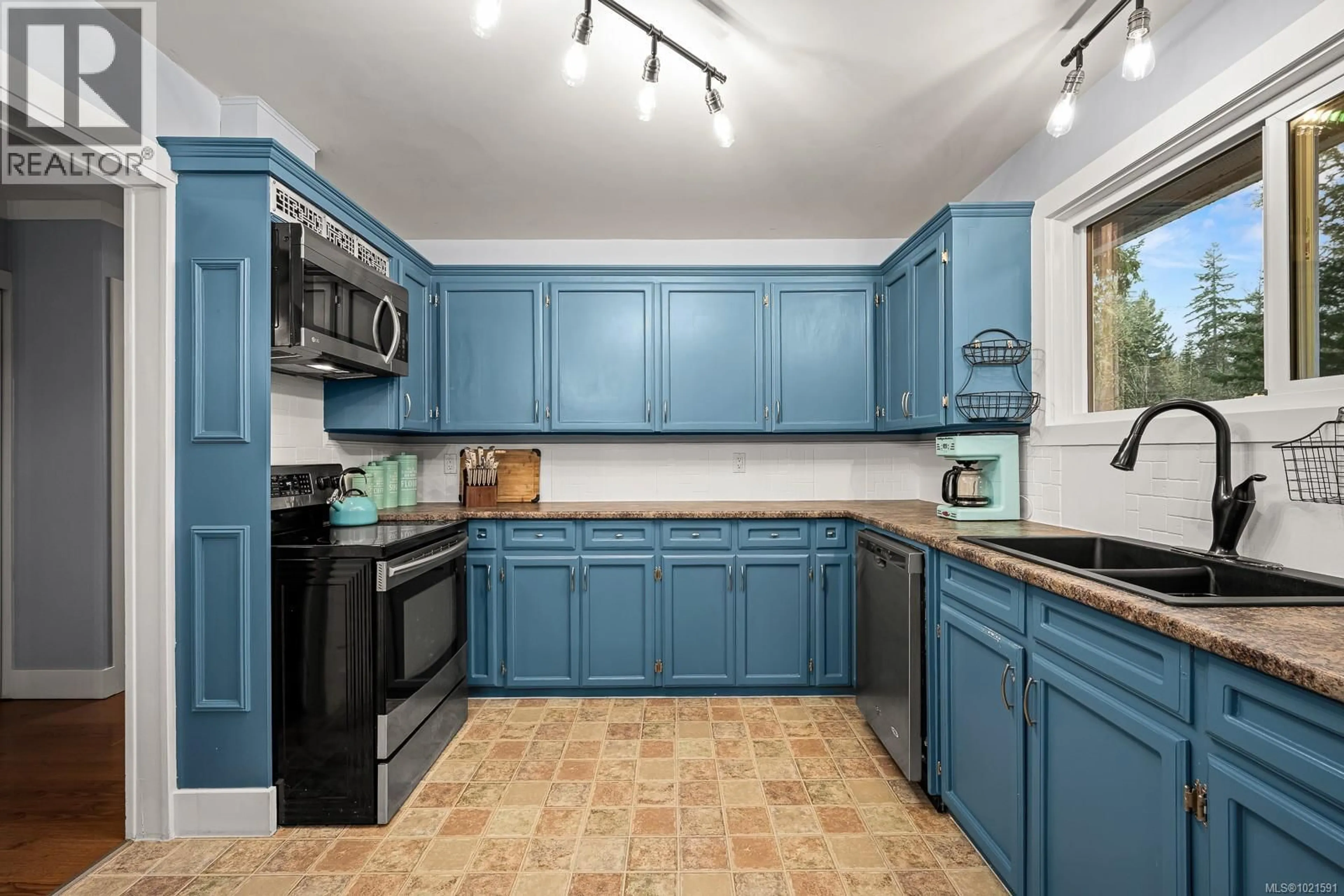 Standard kitchen, ceramic/tile floor for 4675 MONTROSE DRIVE, Courtenay British Columbia V9N9S8