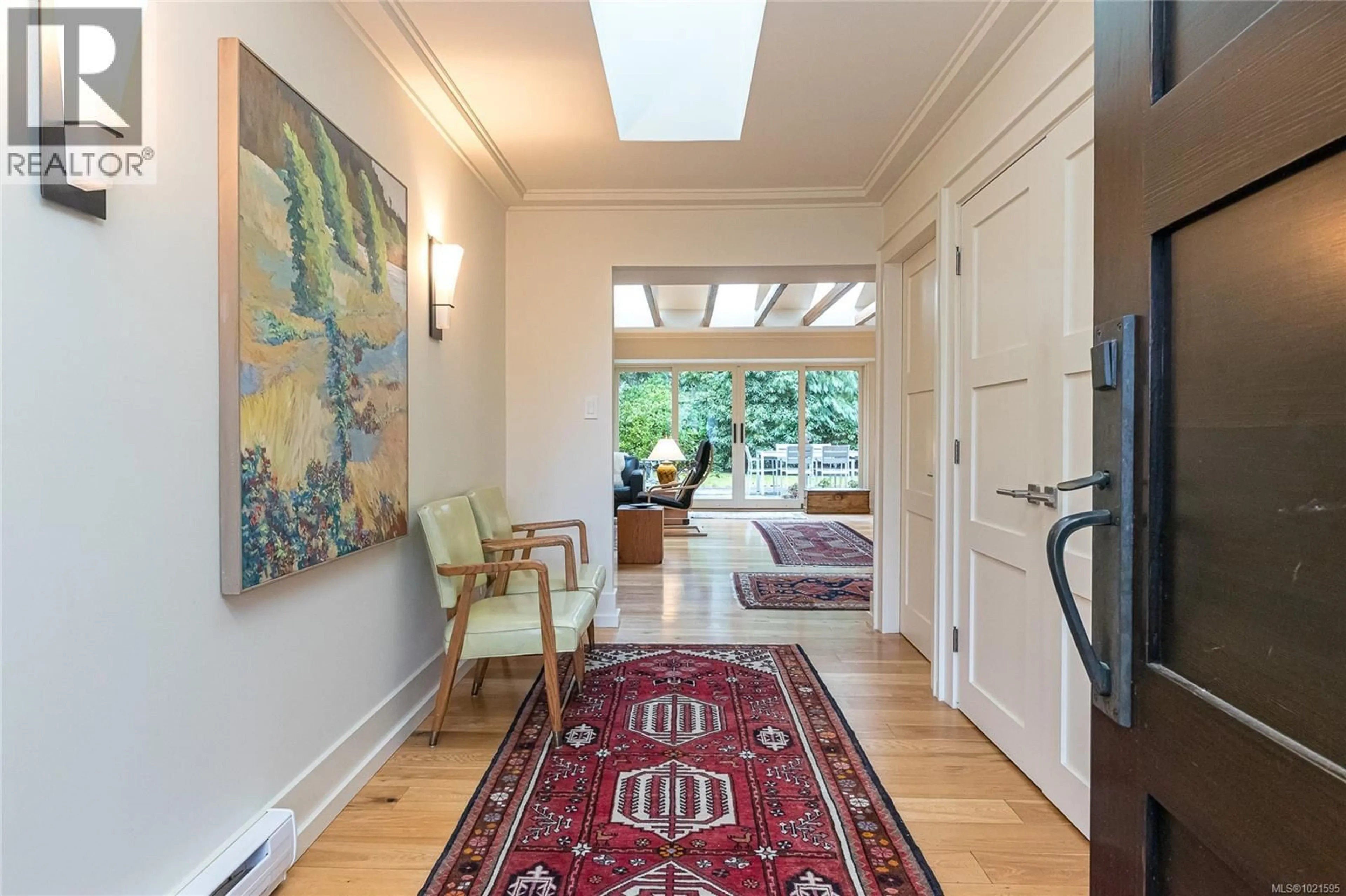 Indoor foyer for 3955 BURCHETT PLACE, Saanich British Columbia V8N6C2