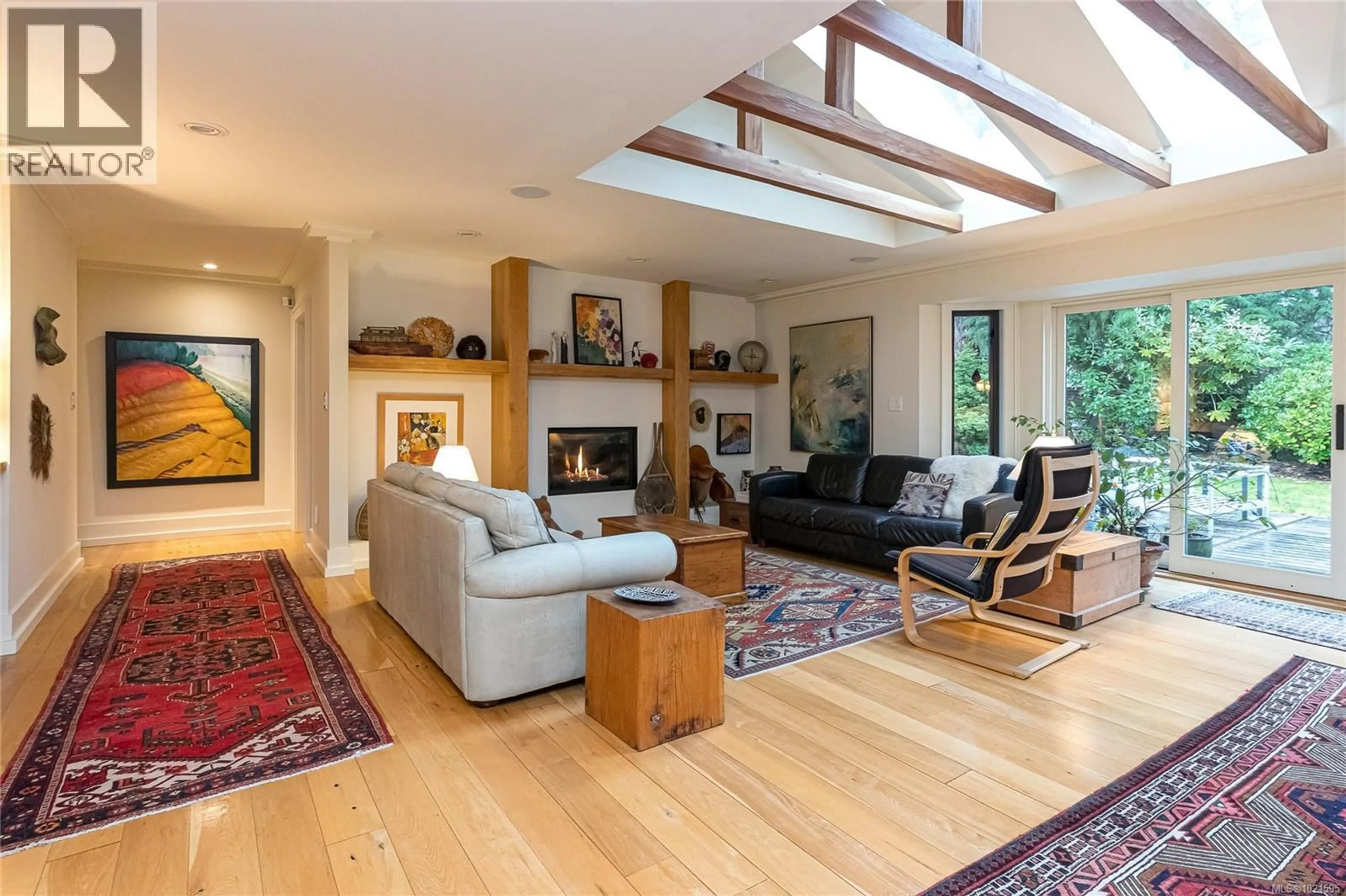 Living room with furniture, unknown for 3955 BURCHETT PLACE, Saanich British Columbia V8N6C2