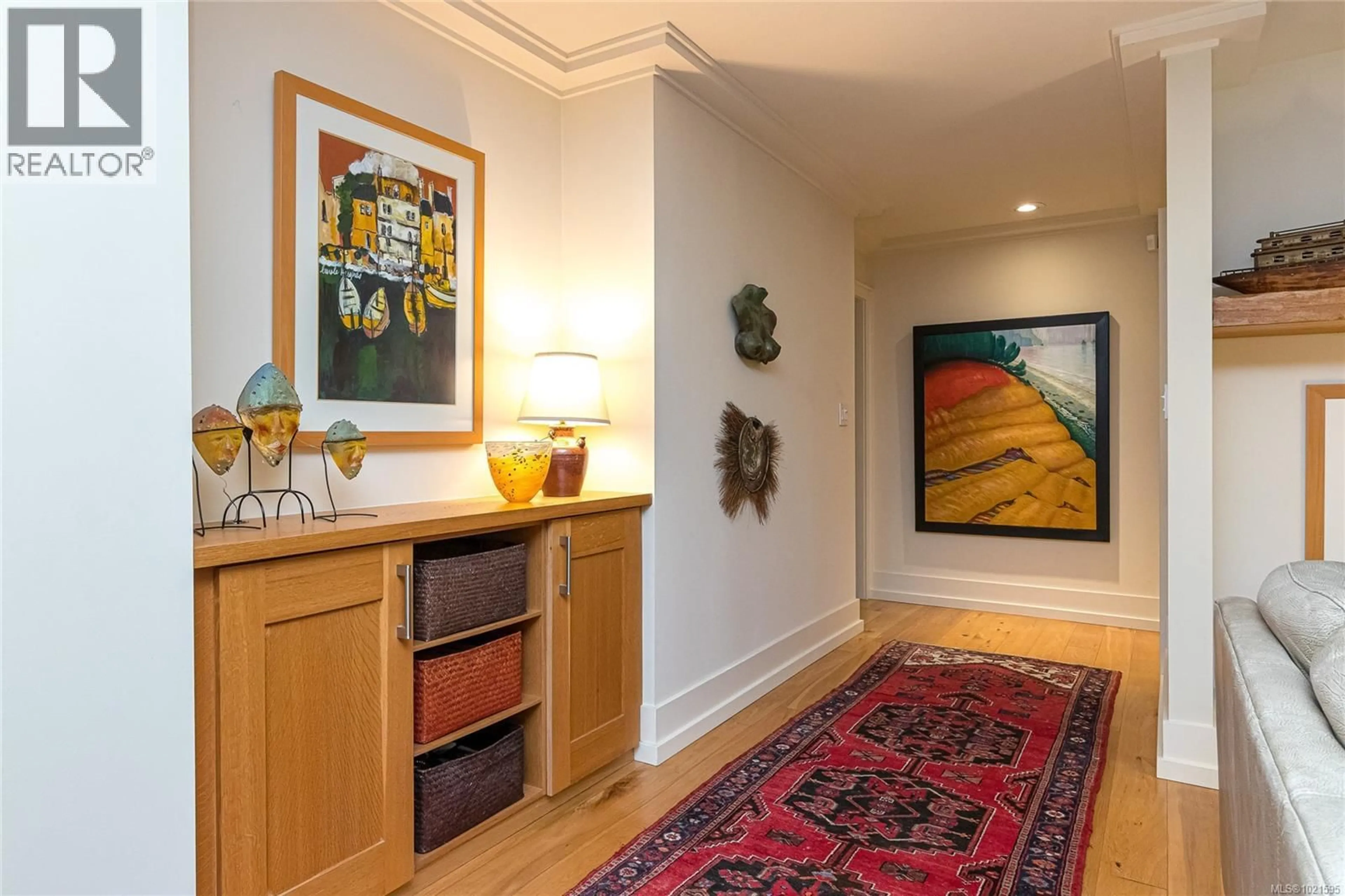 Indoor entryway for 3955 BURCHETT PLACE, Saanich British Columbia V8N6C2