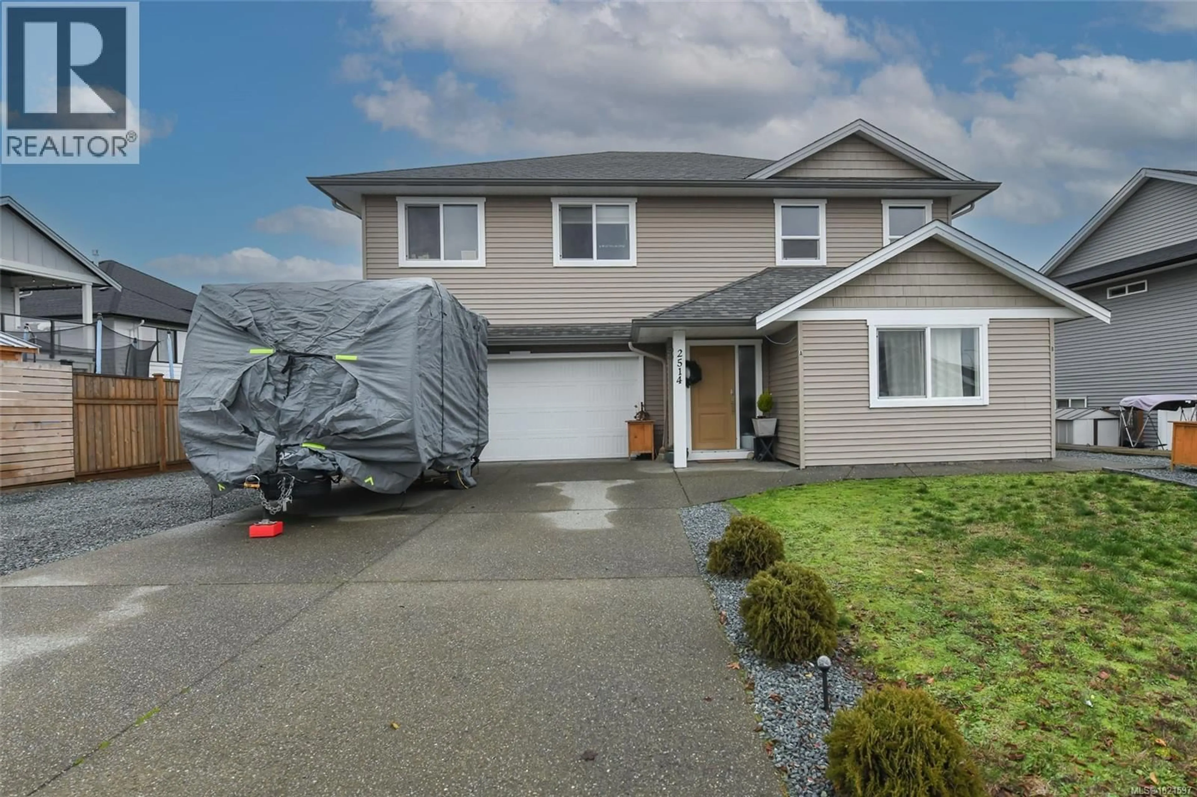 Home with vinyl exterior material, street for 2514 BEAUMONT AVENUE, Cumberland British Columbia V0R1S0