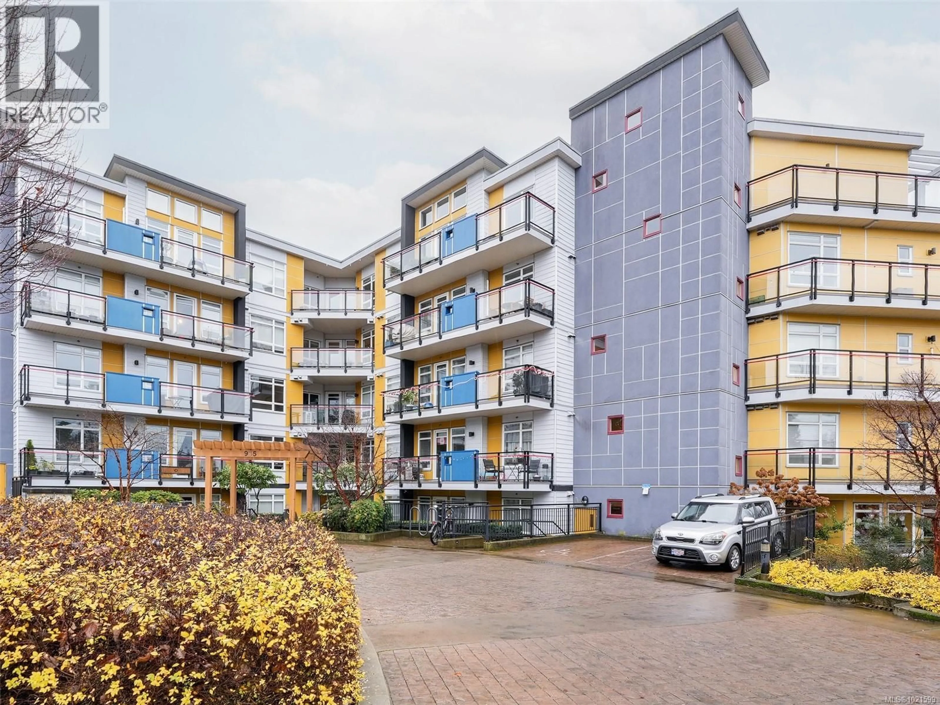 A pic from outside/outdoor area/front of a property/back of a property/a pic from drone, building for 409 - 935 CLOVERDALE AVENUE, Saanich British Columbia V8X2T4