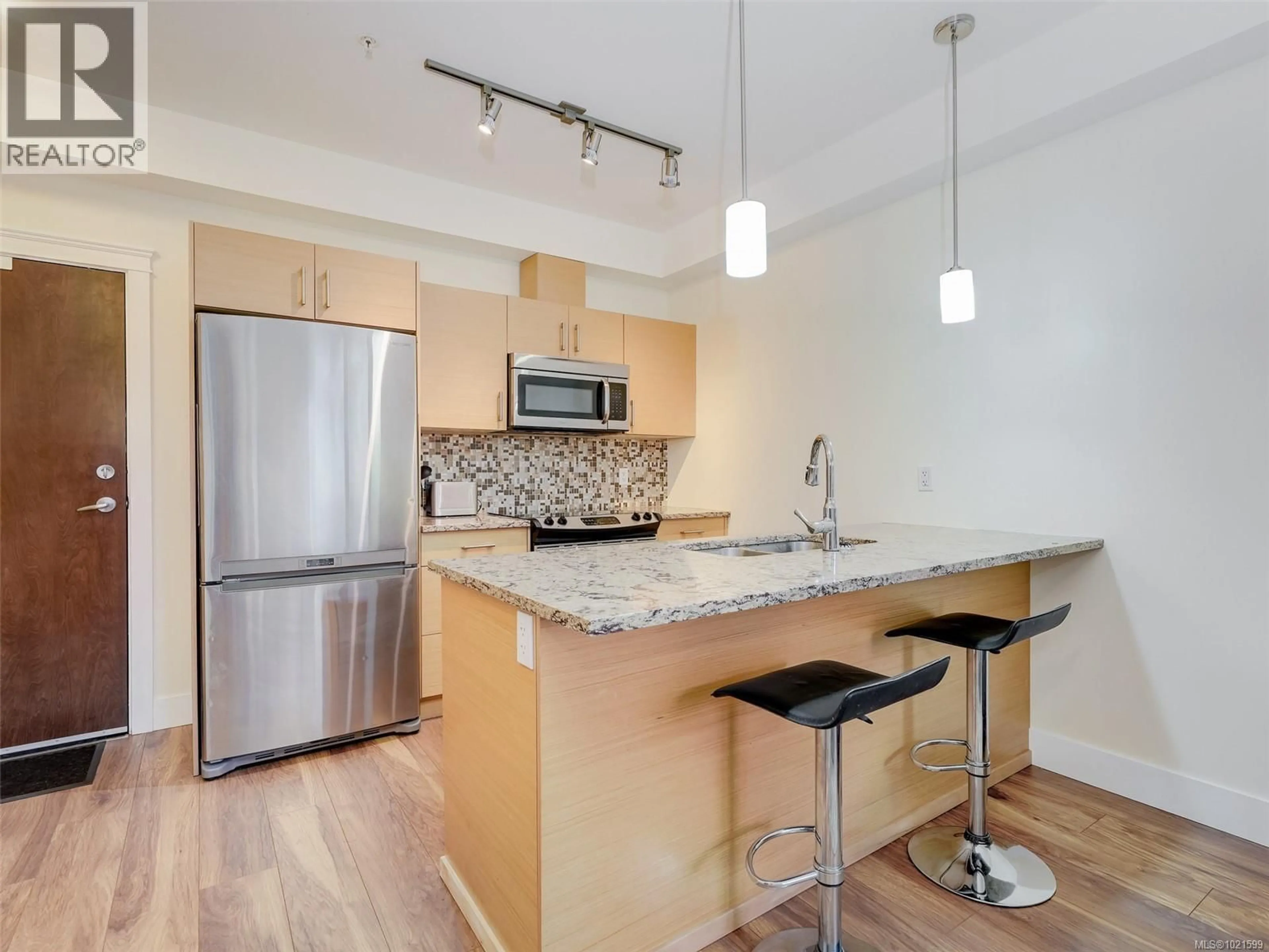 Open concept kitchen, unknown for 409 - 935 CLOVERDALE AVENUE, Saanich British Columbia V8X2T4