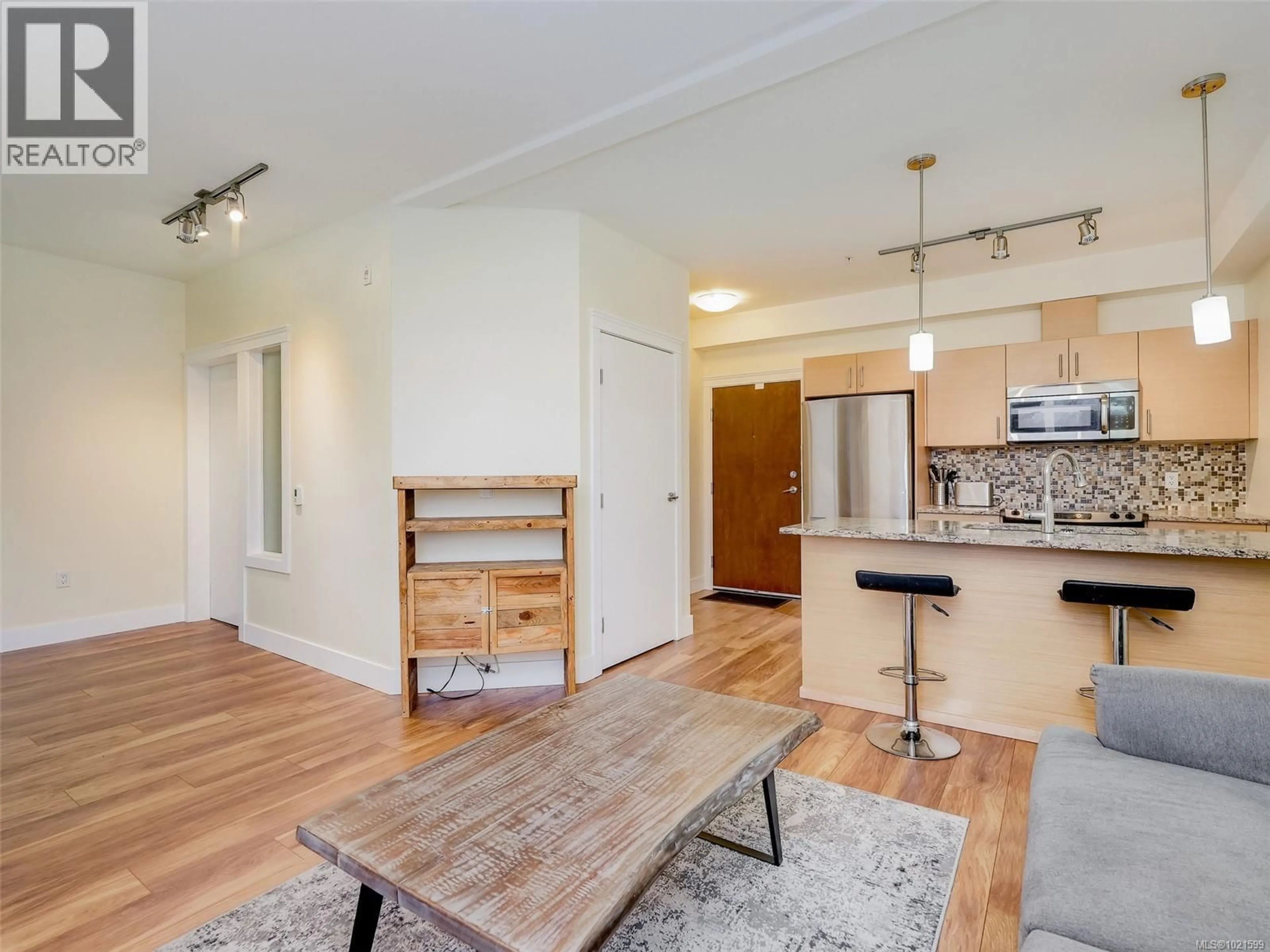 Living room with furniture, wood/laminate floor for 409 - 935 CLOVERDALE AVENUE, Saanich British Columbia V8X2T4