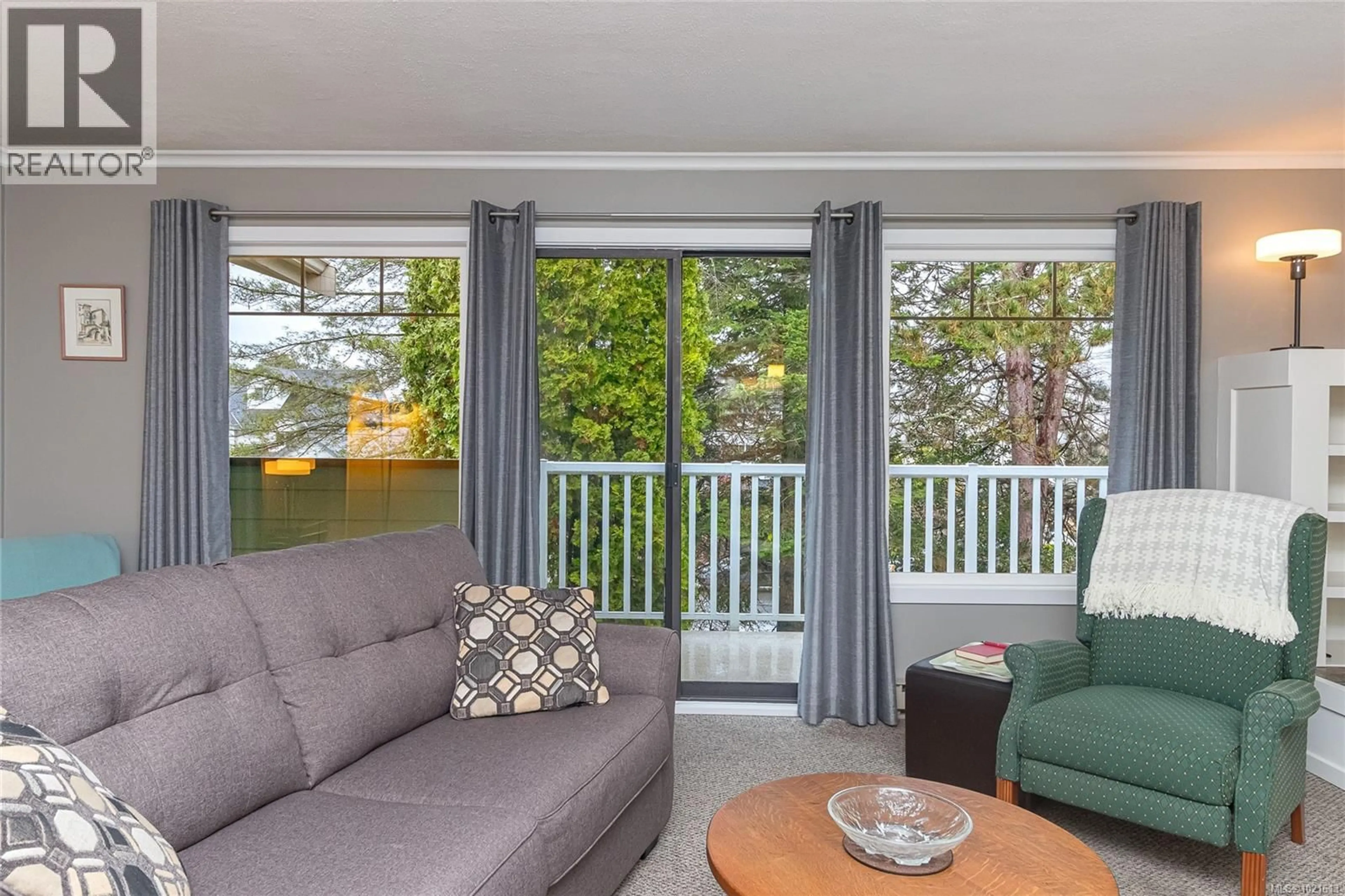 Living room with furniture, wood/laminate floor for 7906 PATTERSON ROAD, Central Saanich British Columbia V8M1L5