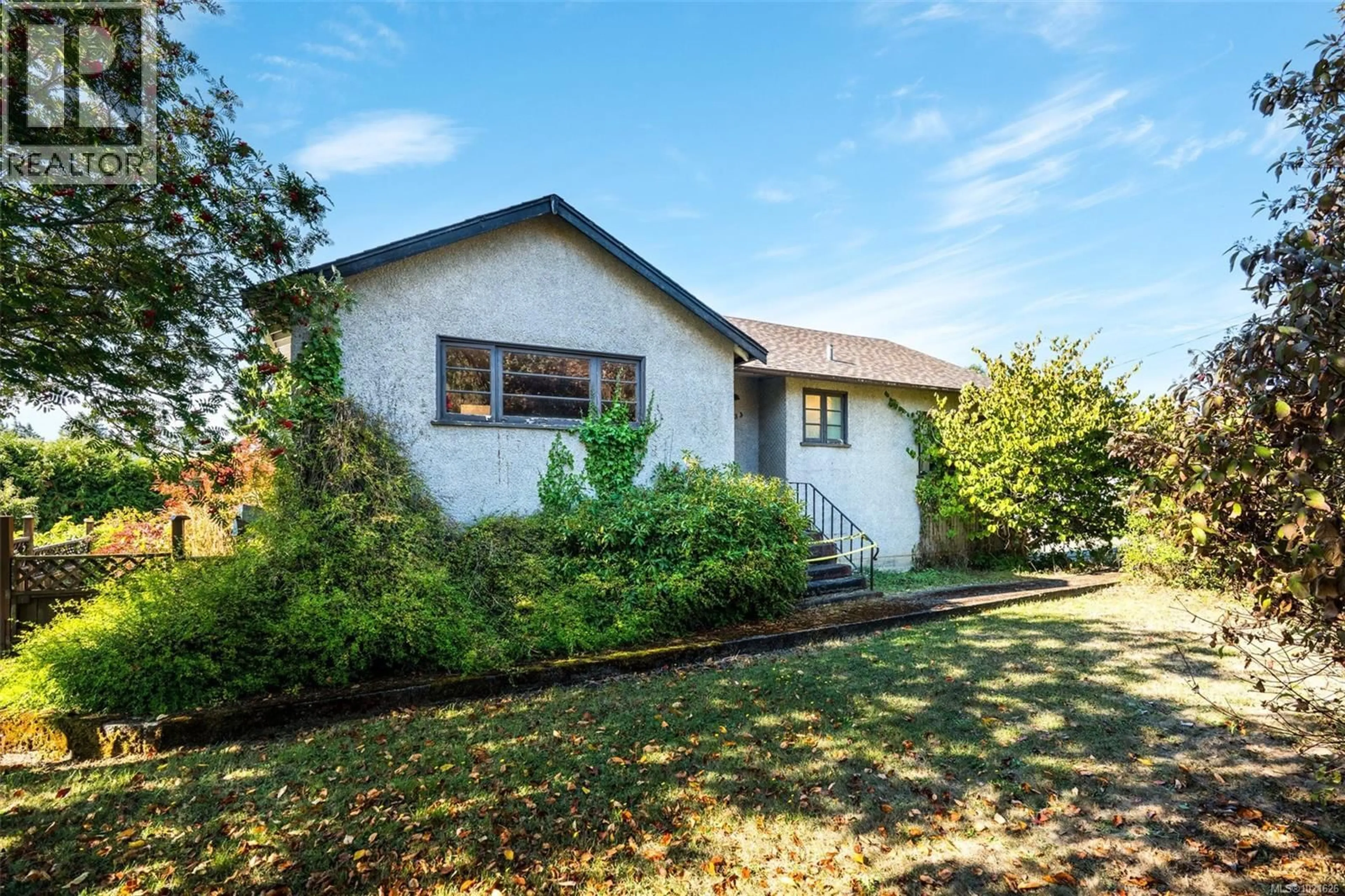 A pic from outside/outdoor area/front of a property/back of a property/a pic from drone, street for 533 VIEW ROYAL AVENUE, View Royal British Columbia V9B1B9