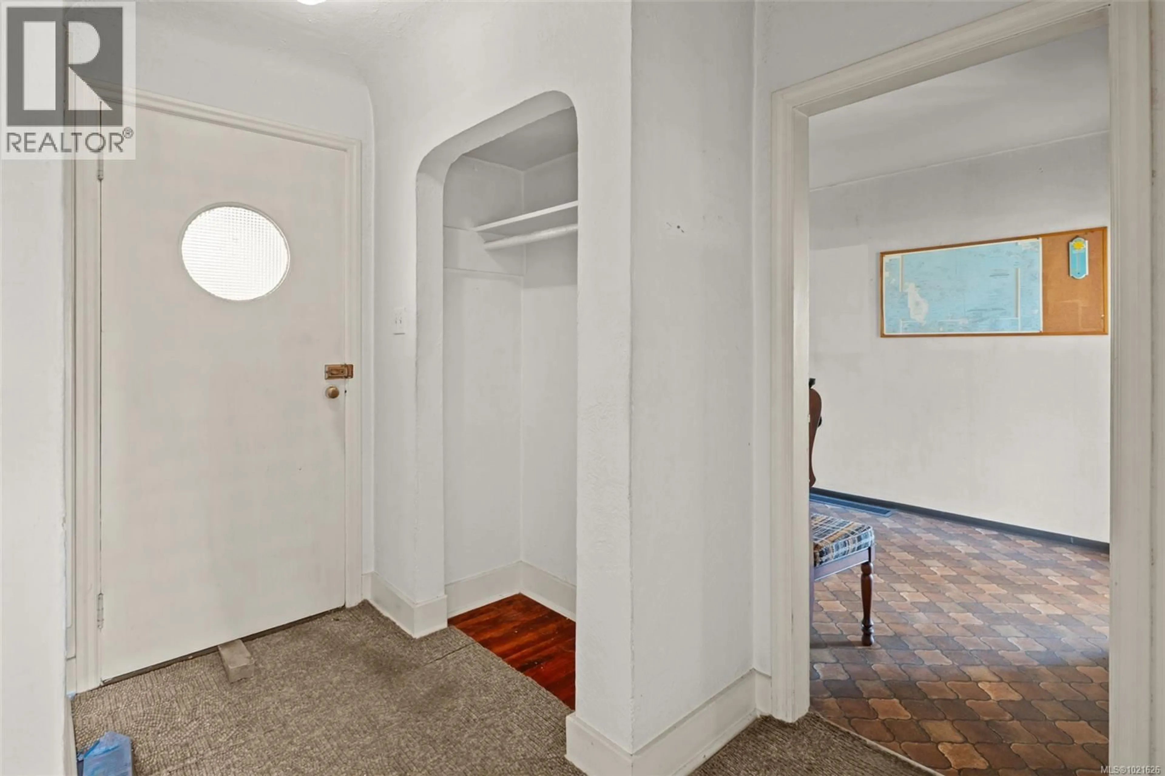 Indoor foyer for 533 VIEW ROYAL AVENUE, View Royal British Columbia V9B1B9