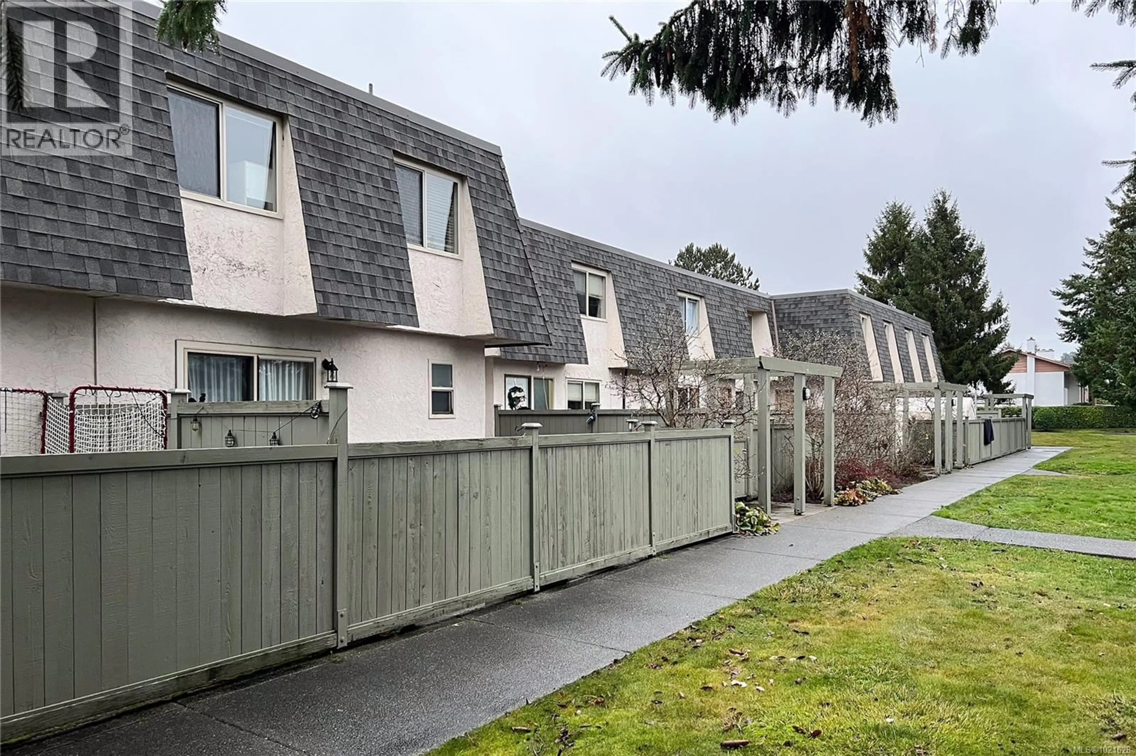 A pic from outside/outdoor area/front of a property/back of a property/a pic from drone, street for 77 - 4061 LARCHWOOD DRIVE, Saanich British Columbia V8V3K4