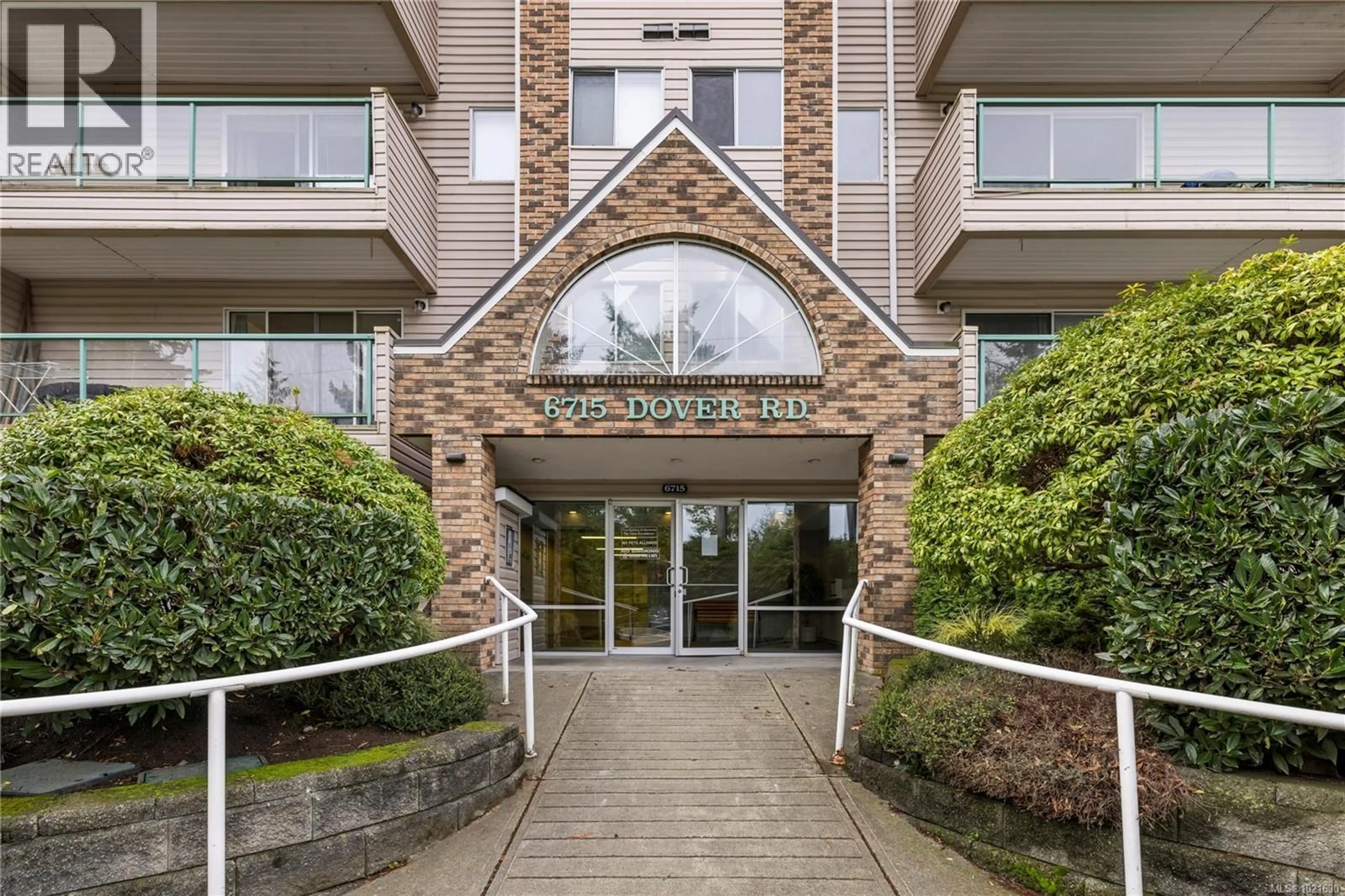 Indoor foyer for 105 - 6715 DOVER ROAD, Nanaimo British Columbia V9V1L8