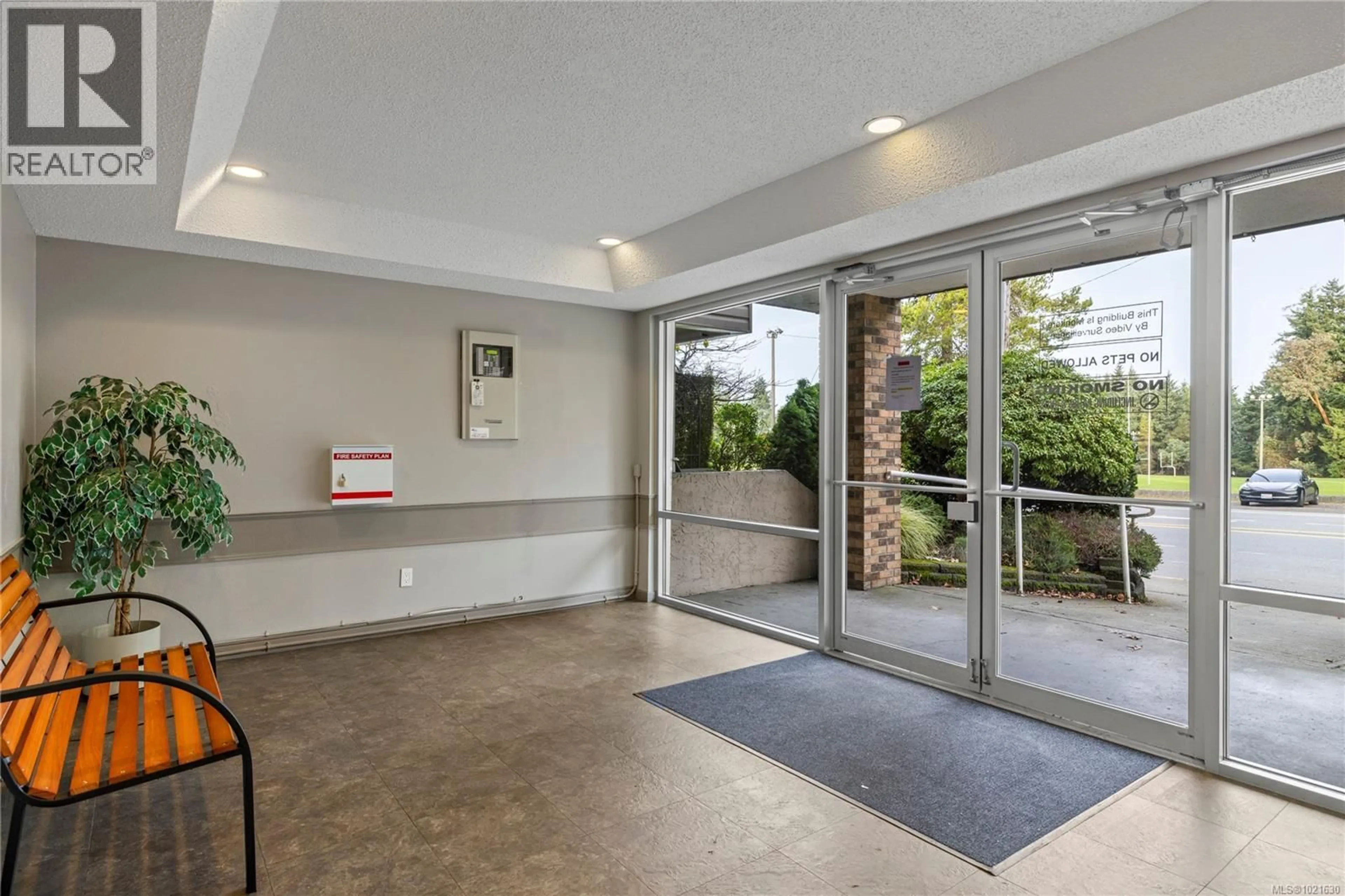 Indoor foyer for 105 - 6715 DOVER ROAD, Nanaimo British Columbia V9V1L8