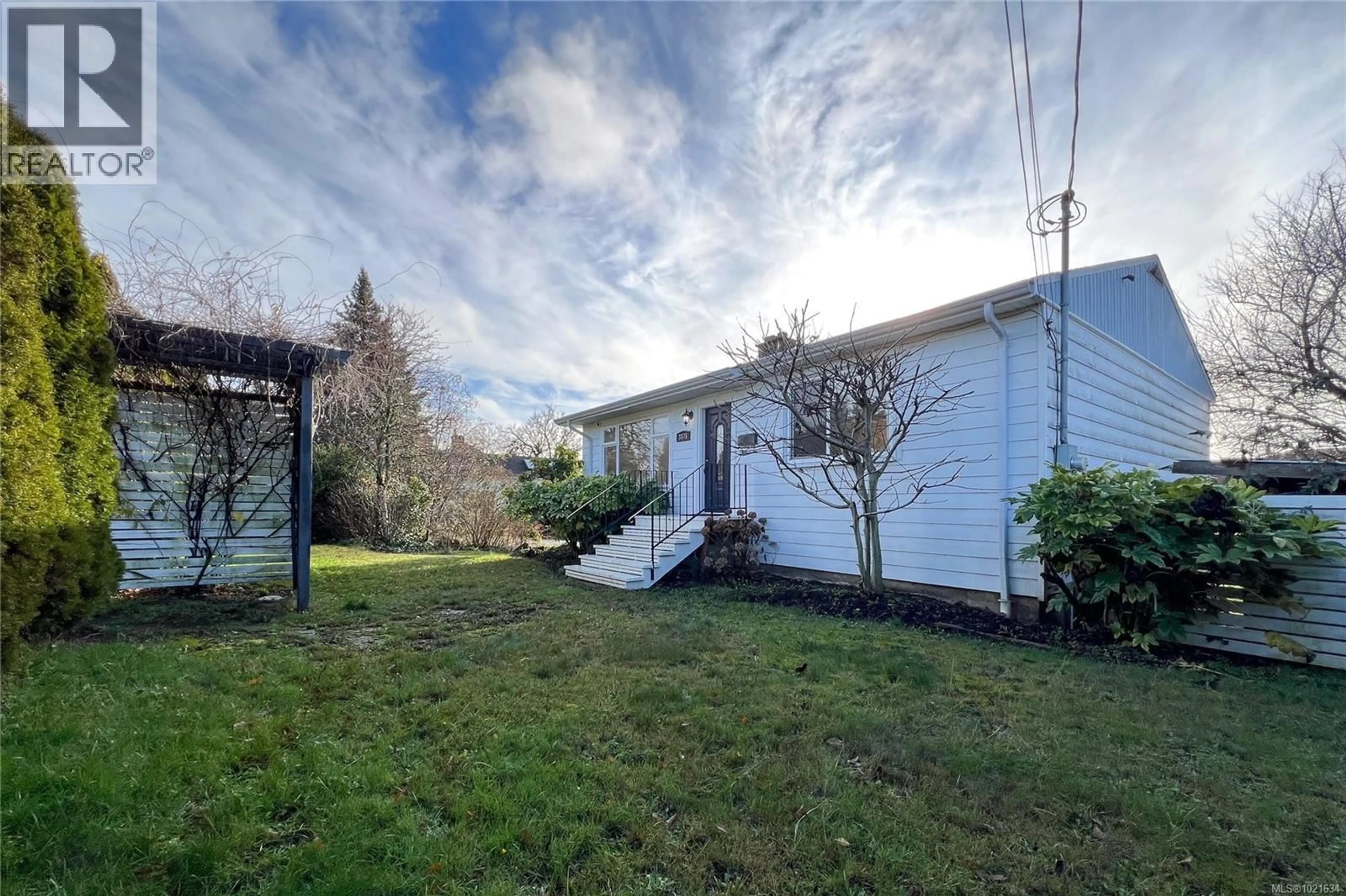 A pic from outside/outdoor area/front of a property/back of a property/a pic from drone, street for 3876 CAREY ROAD, Saanich British Columbia V8Z4C8