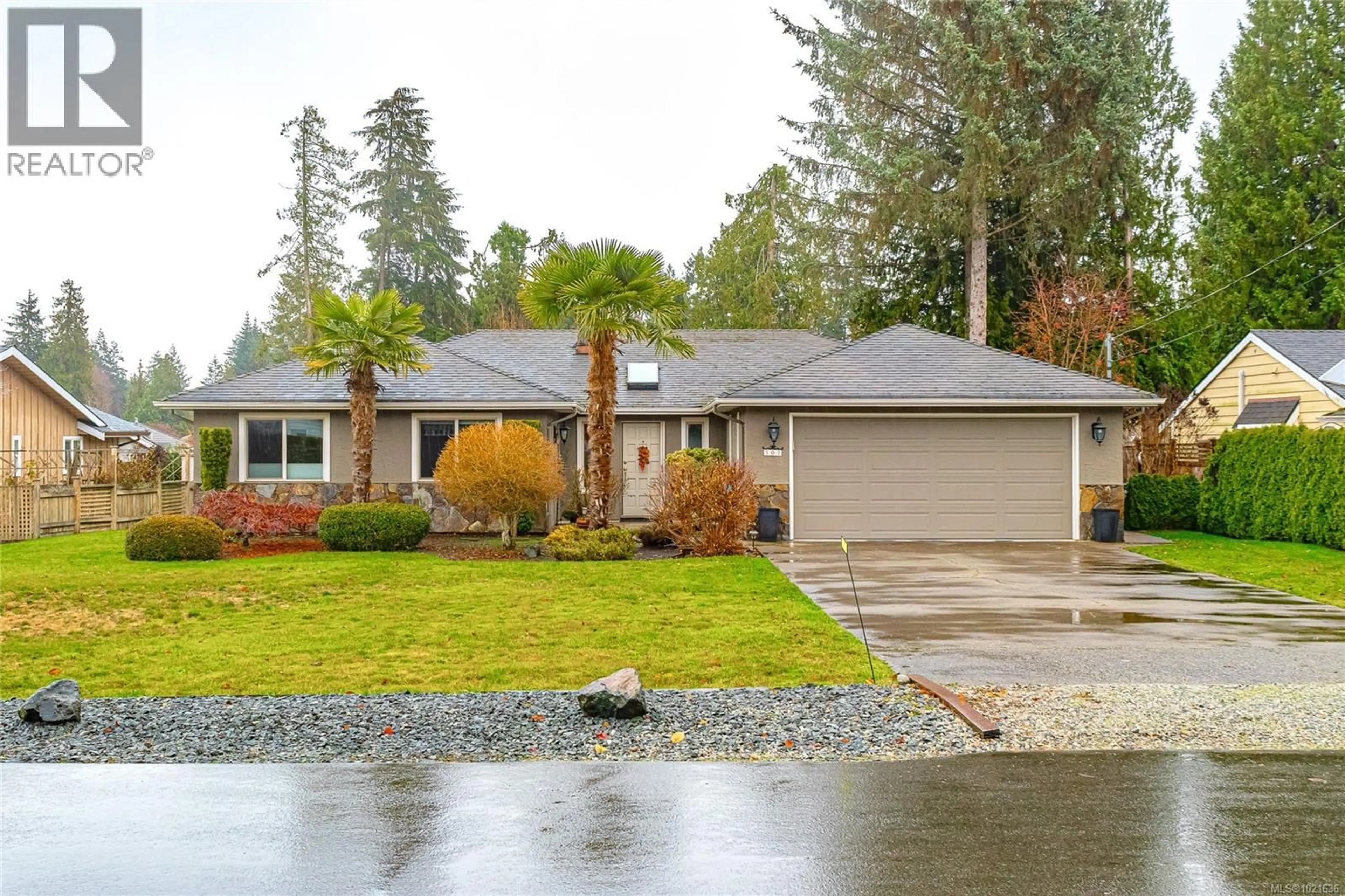 Home with vinyl exterior material, street for 507 EAGLECREST DRIVE, Qualicum Beach British Columbia V9K1E8