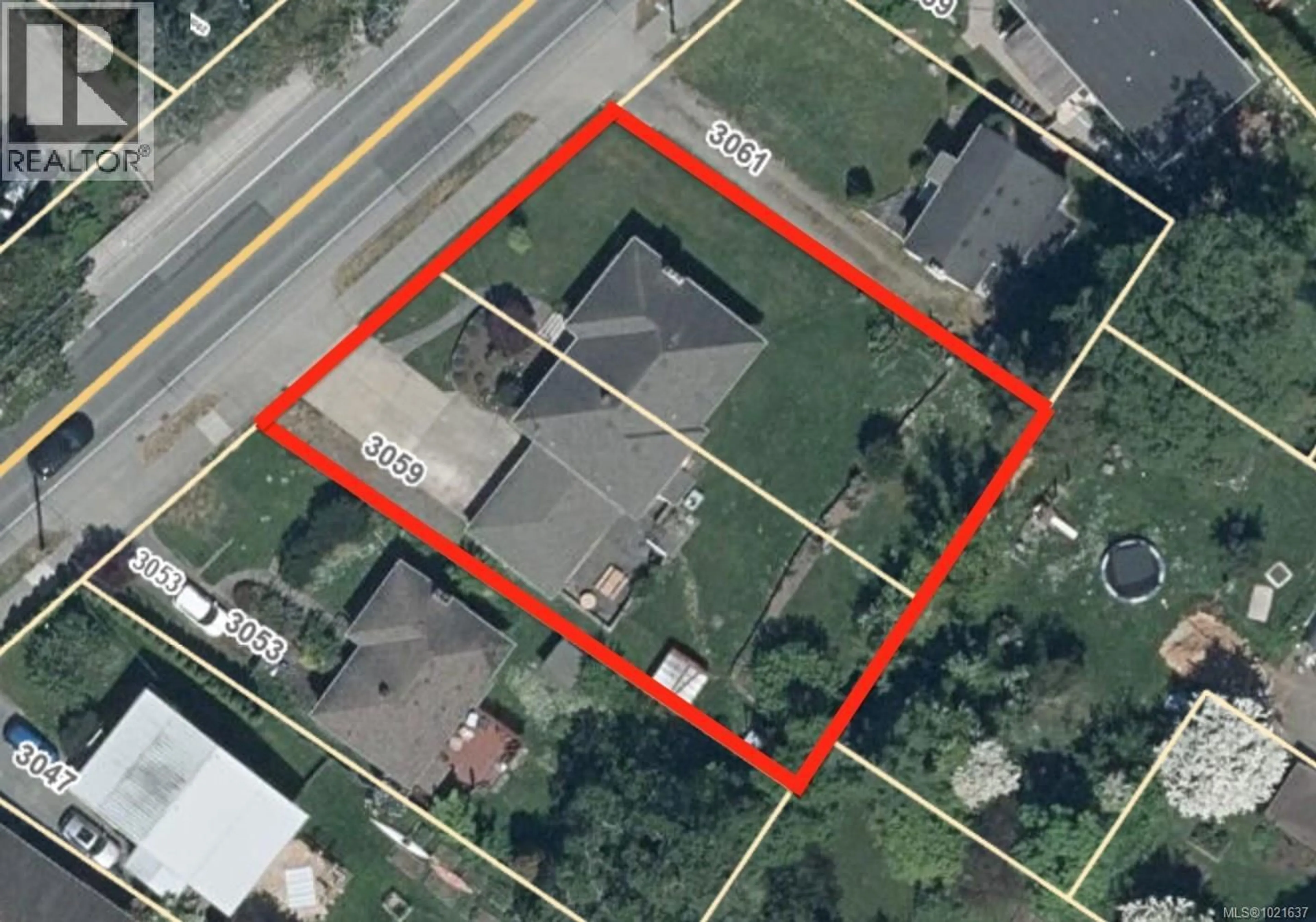 A pic from outside/outdoor area/front of a property/back of a property/a pic from drone, street for 3059 ADMIRALS ROAD, Saanich British Columbia V9A2S1