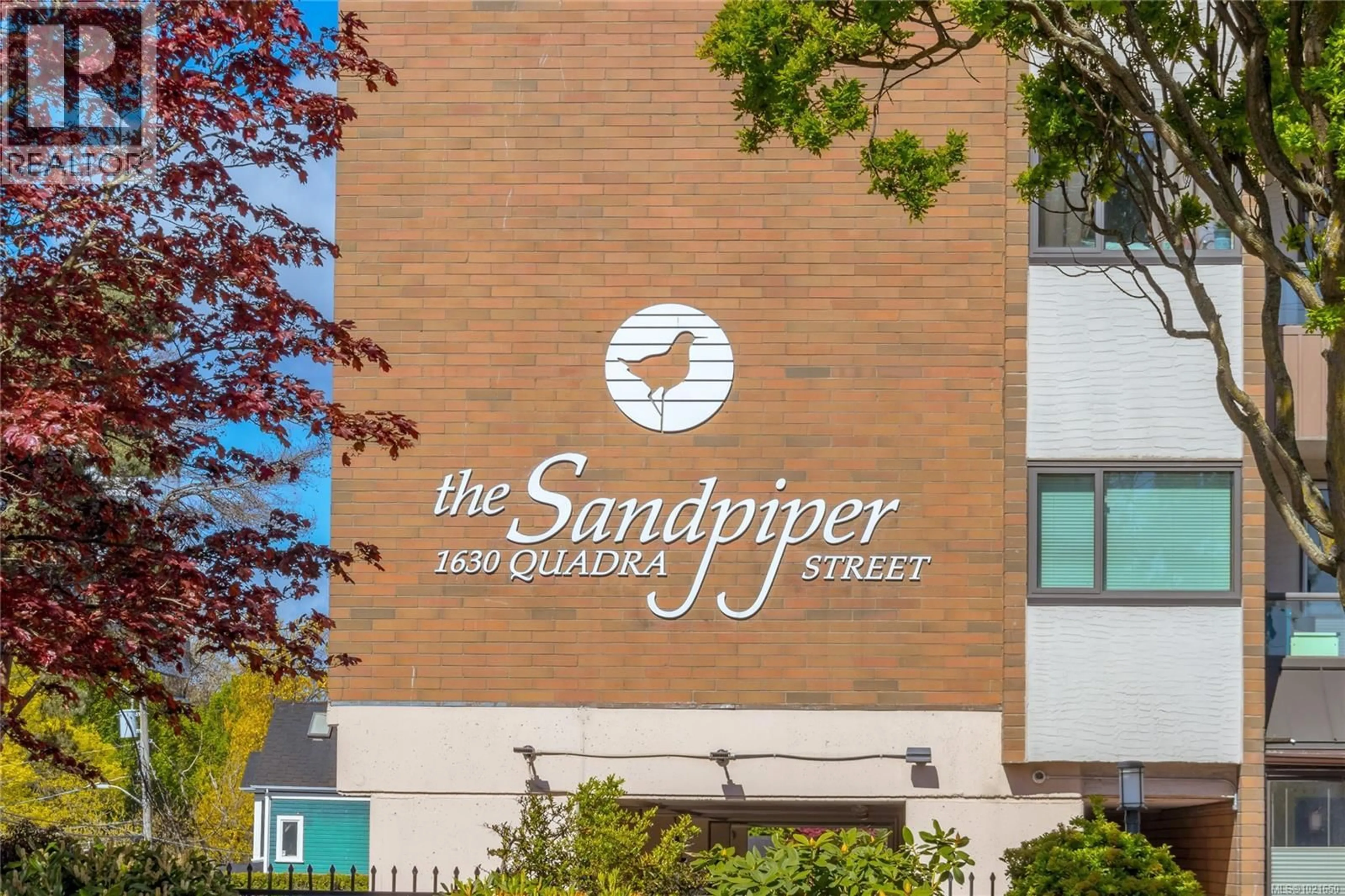 Indoor foyer for 809 - 1630 QUADRA STREET, Victoria British Columbia V8W3J5