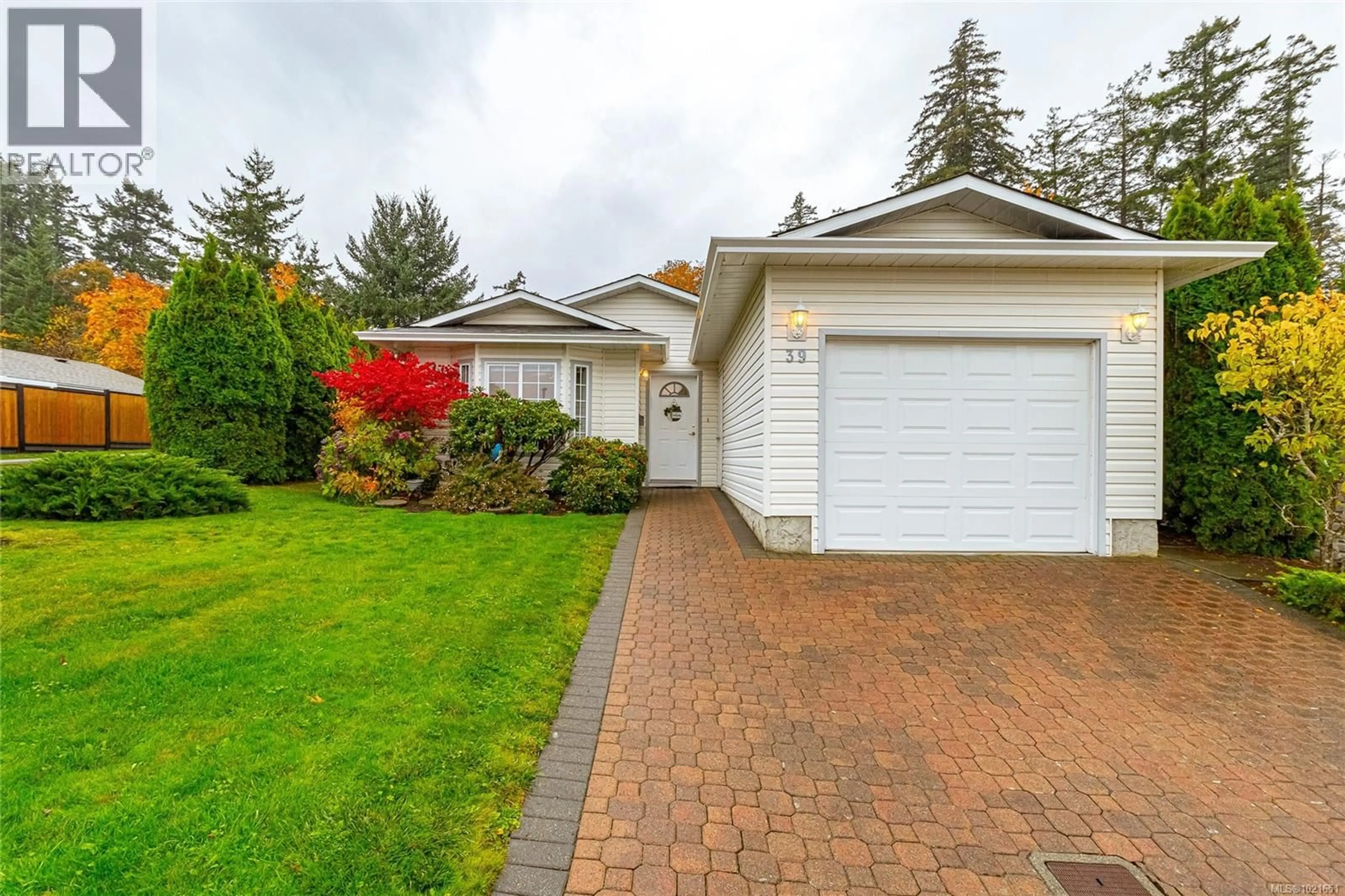 Home with vinyl exterior material, street for 39 EAGLE LANE, View Royal British Columbia V9A7M2