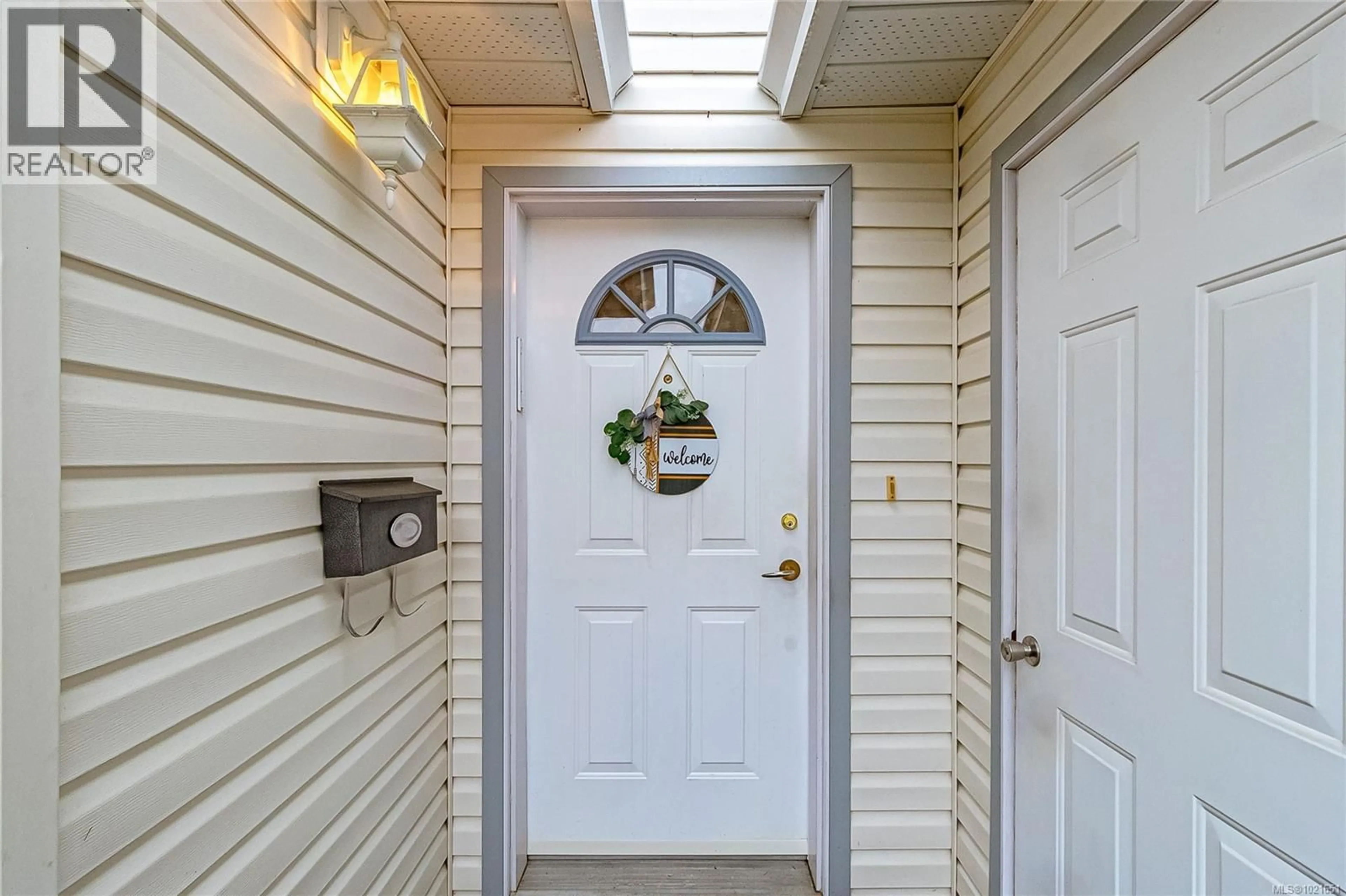 Indoor entryway for 39 EAGLE LANE, View Royal British Columbia V9A7M2