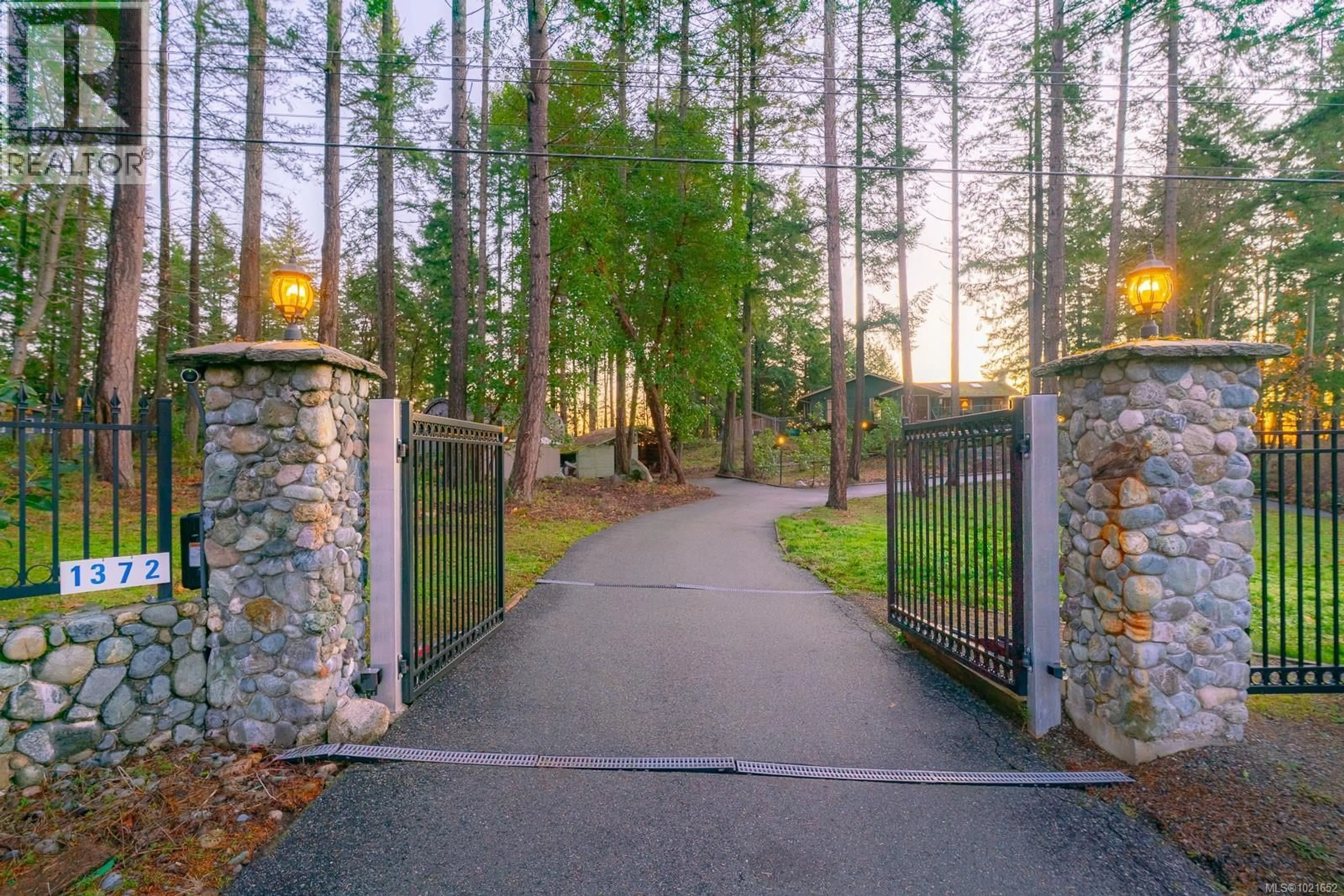 Patio, forest/trees view for 1372 IVOR ROAD, Nanaimo British Columbia V9X1P7