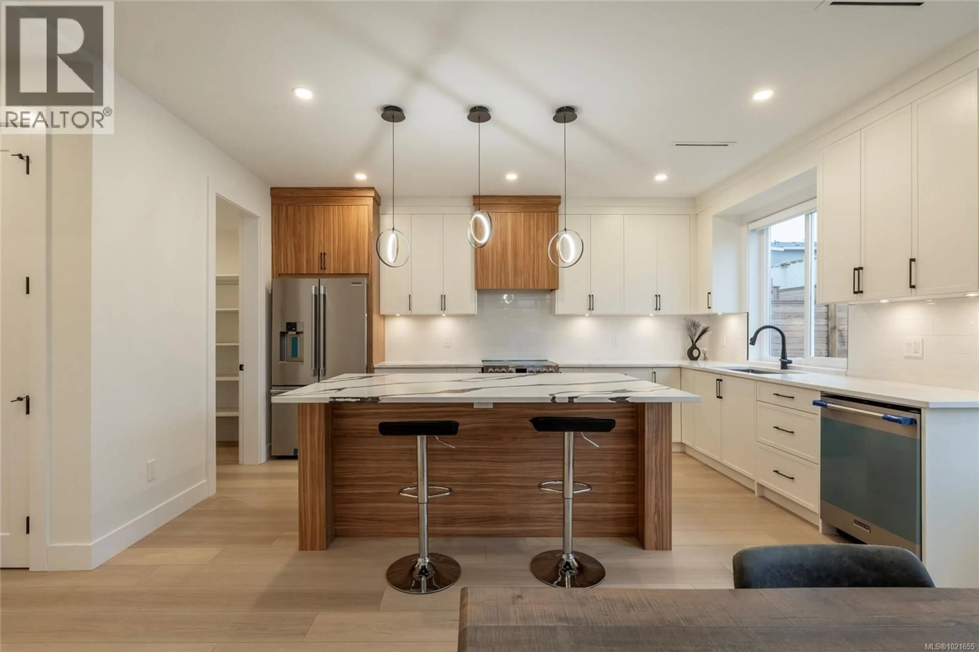 Contemporary kitchen, unknown for 2346 SWALLOW PLACE, Langford British Columbia V9B6Y6