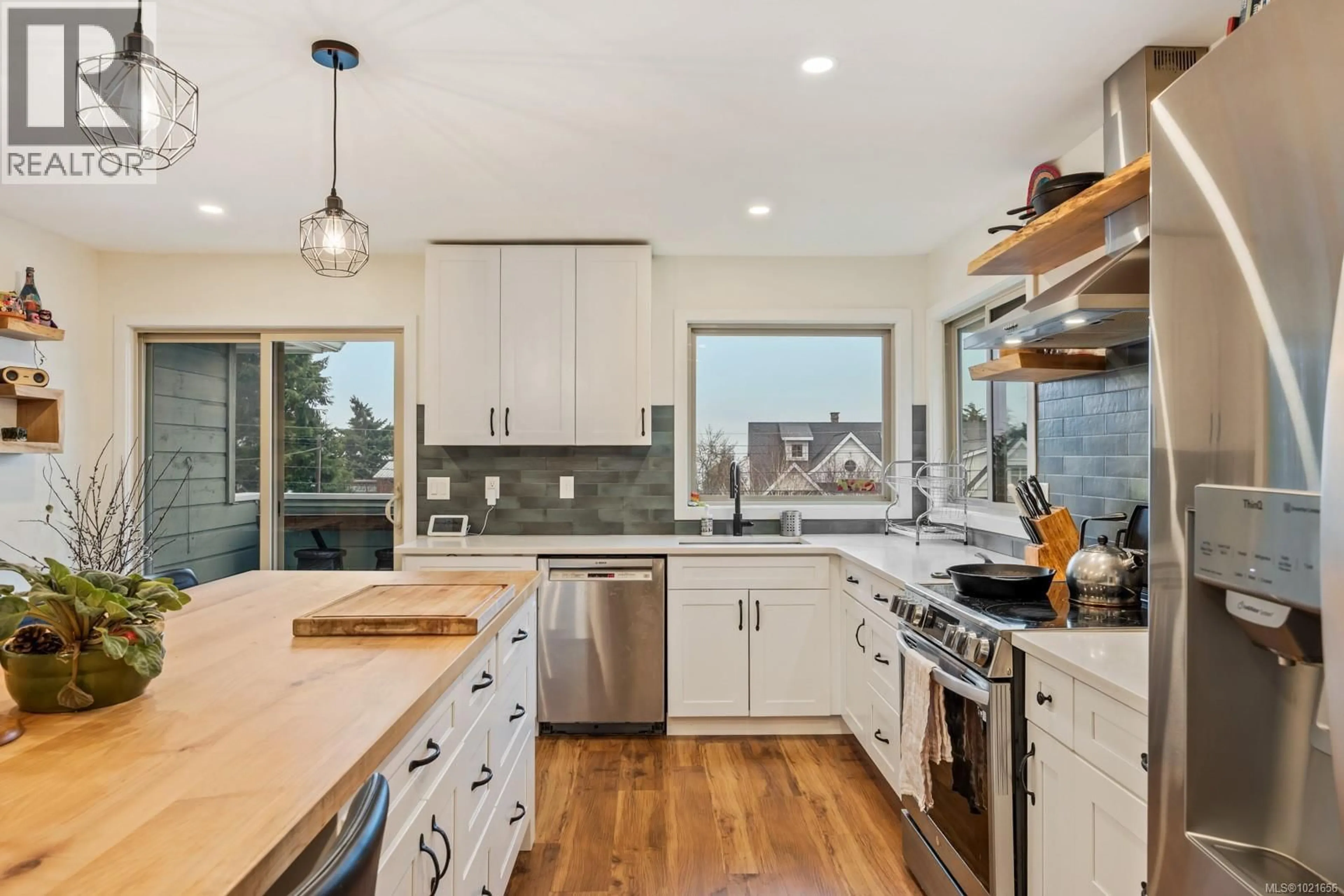 Open concept kitchen, ceramic/tile floor for 4589 KILMARNOCK DRIVE, Courtenay British Columbia V9N9S6