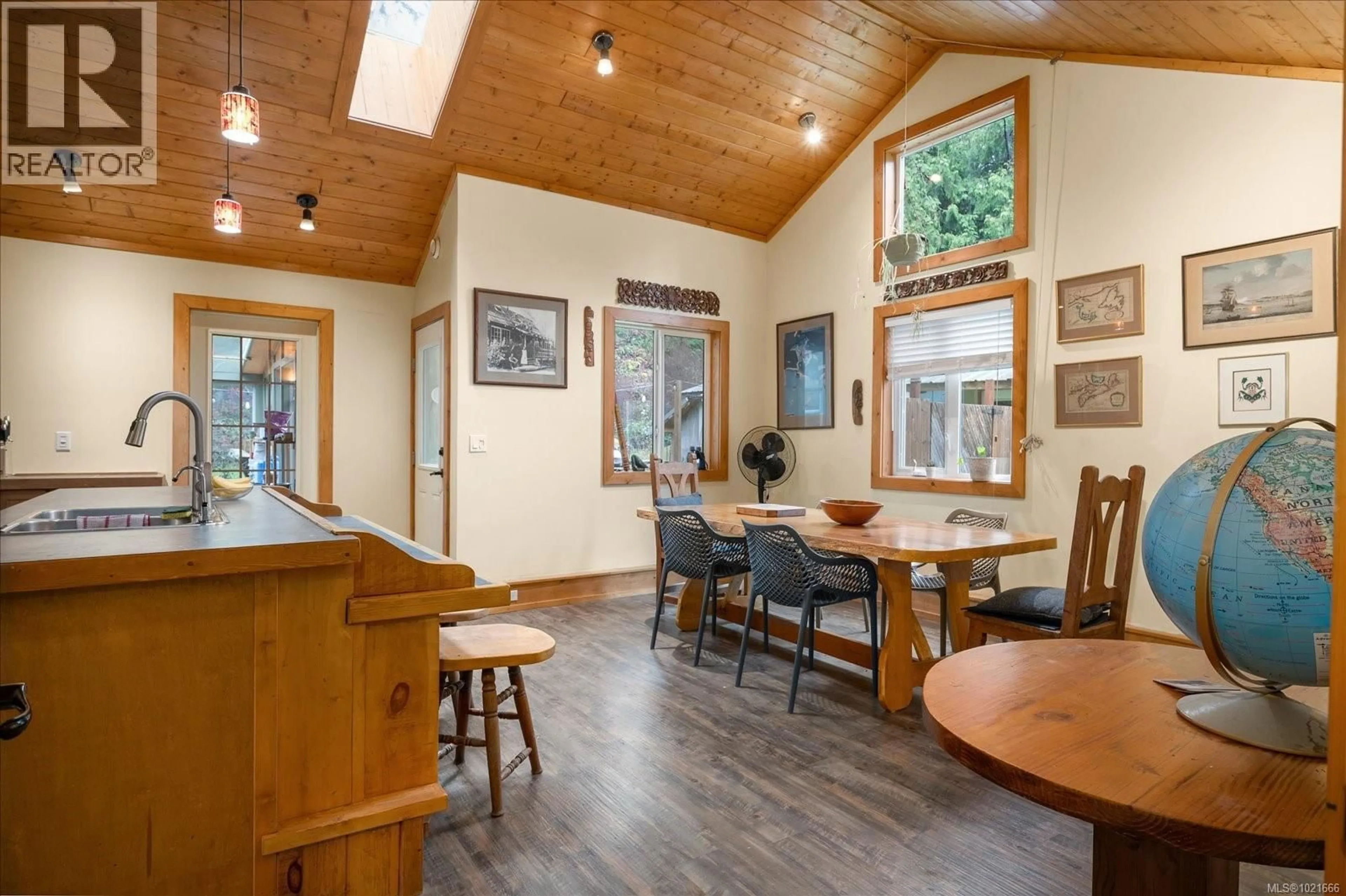 Dining room, wood/laminate floor for 3271 SOUTH ROAD, Gabriola Island British Columbia V0R1X7