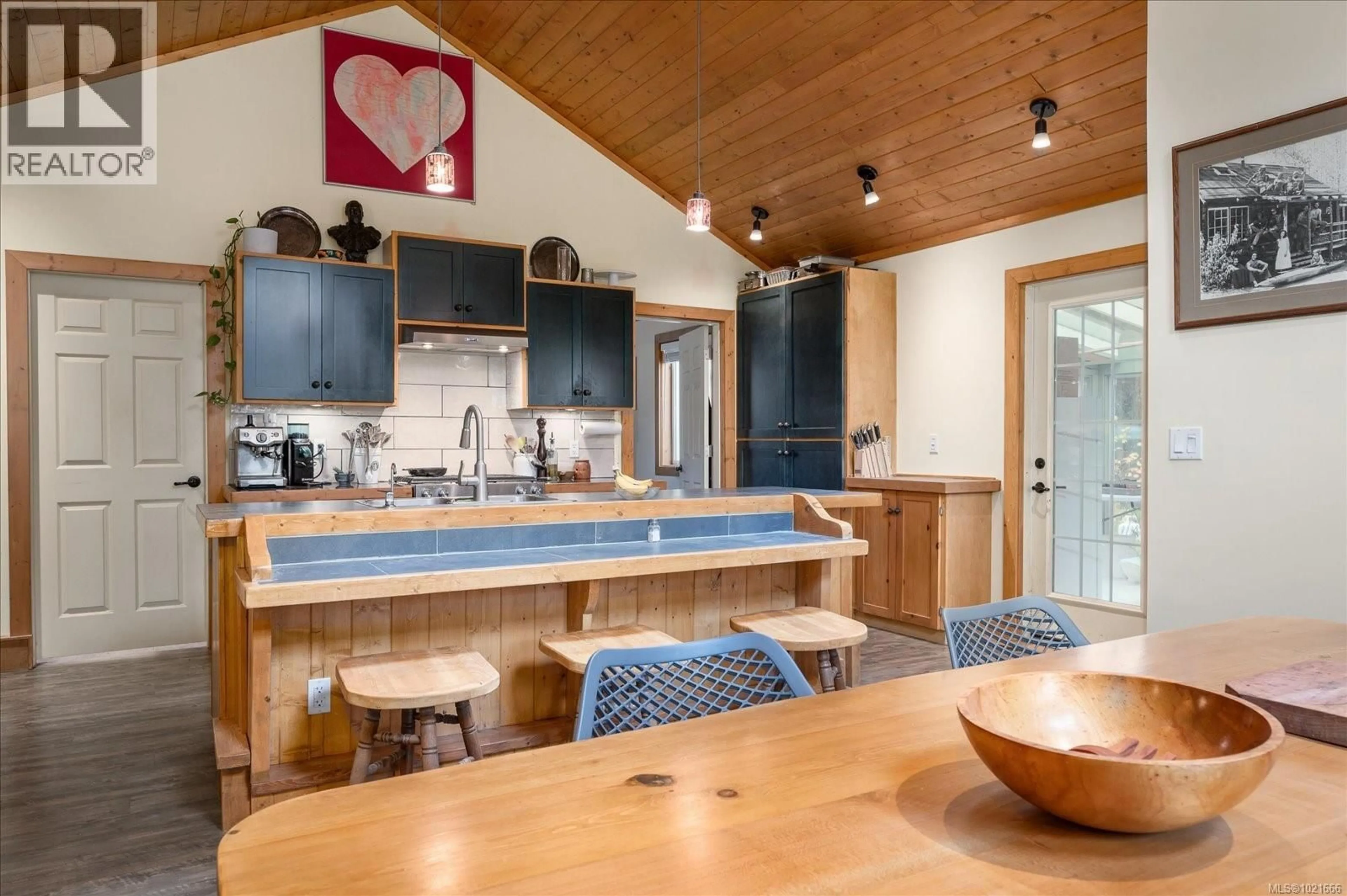 Open concept kitchen, wood/laminate floor for 3271 SOUTH ROAD, Gabriola Island British Columbia V0R1X7