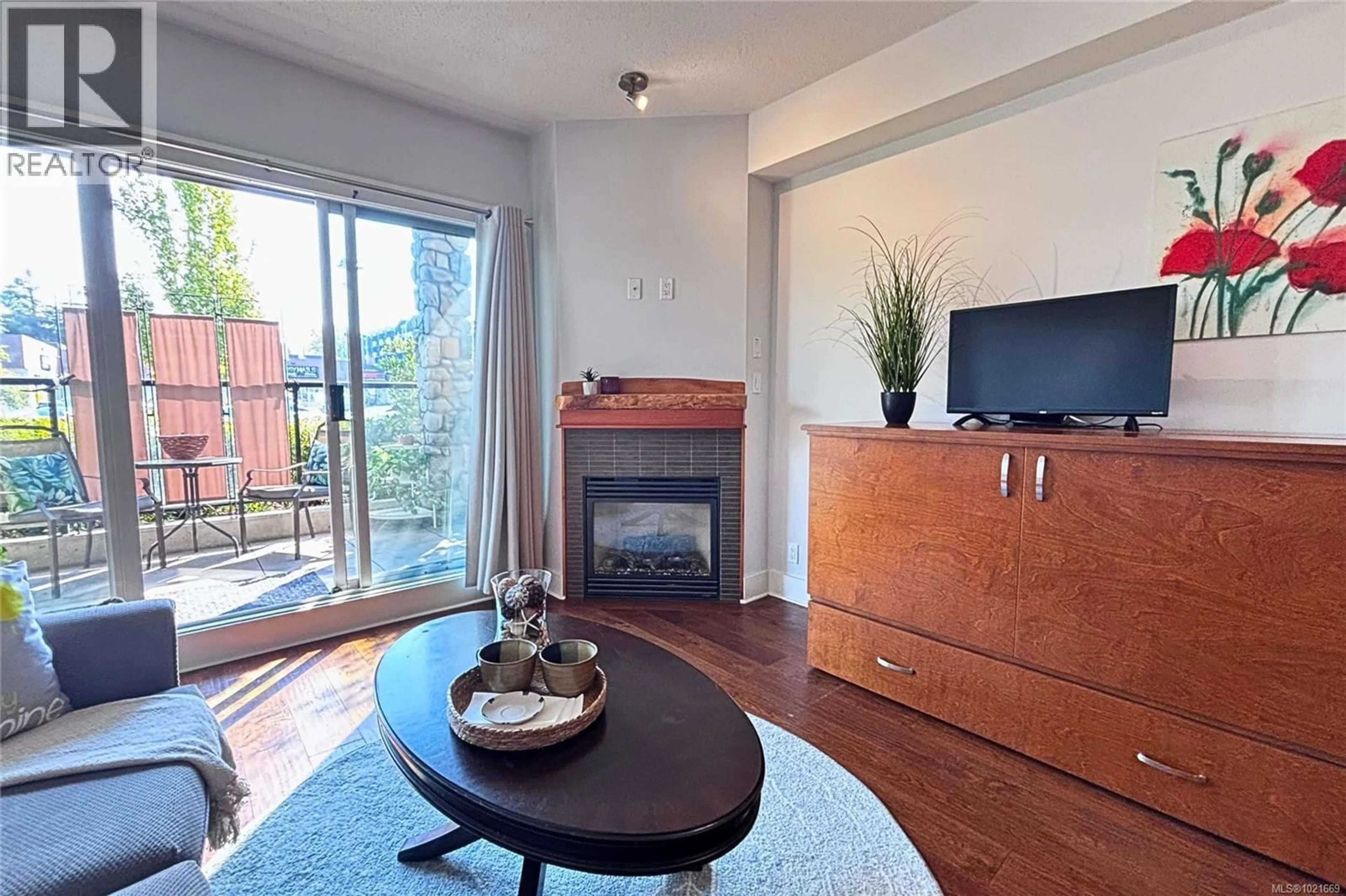 Living room with furniture, wood/laminate floor for 206 - 194 BEACHSIDE DRIVE, Parksville British Columbia V9P0B1