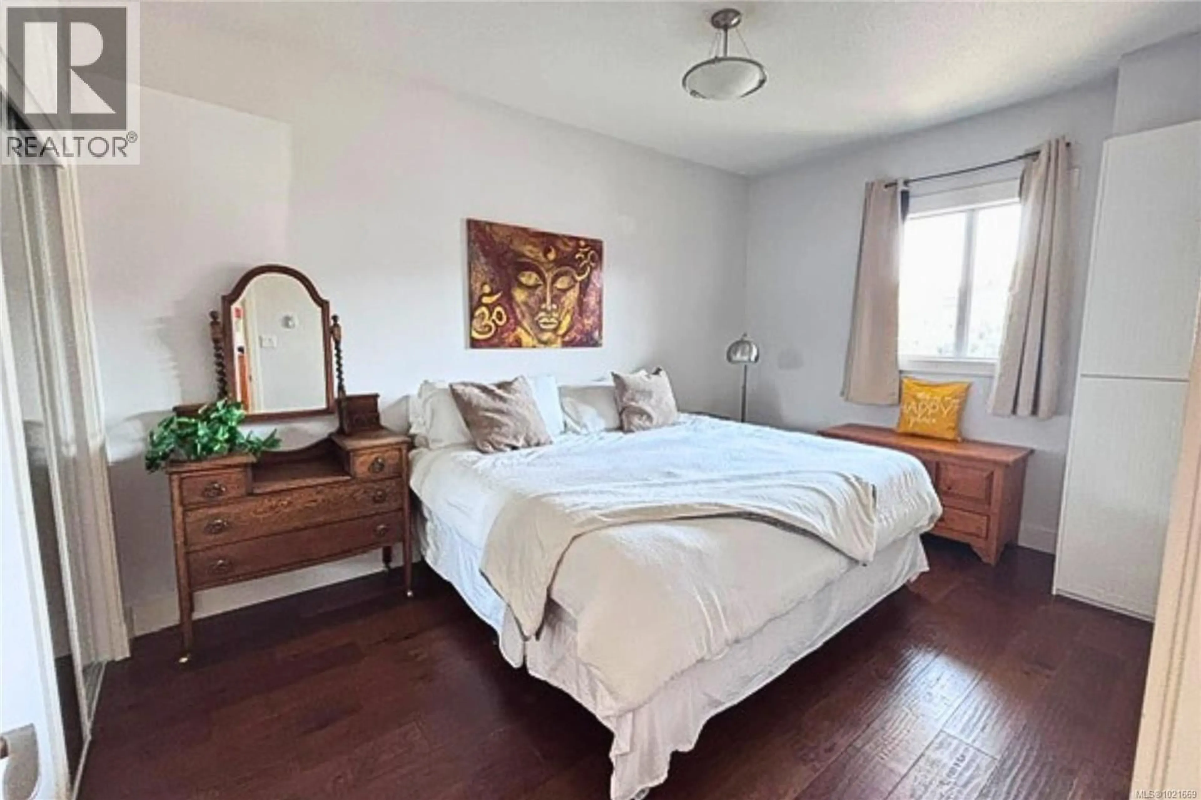 Bedroom with bed, wood/laminate floor for 206 - 194 BEACHSIDE DRIVE, Parksville British Columbia V9P0B1