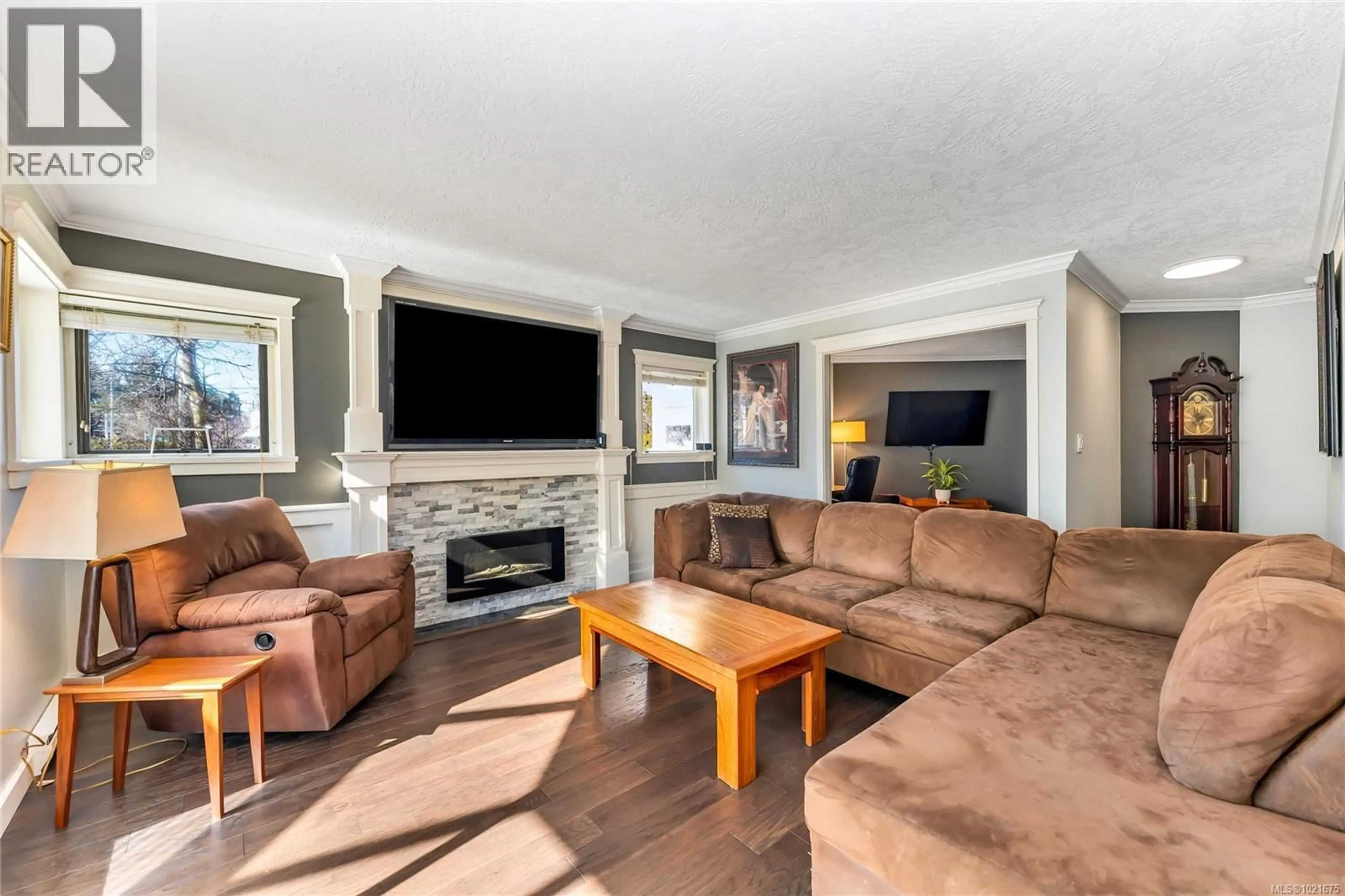 Living room with furniture, unknown for 102 - 40 GORGE ROAD WEST, Saanich British Columbia V9A1L8